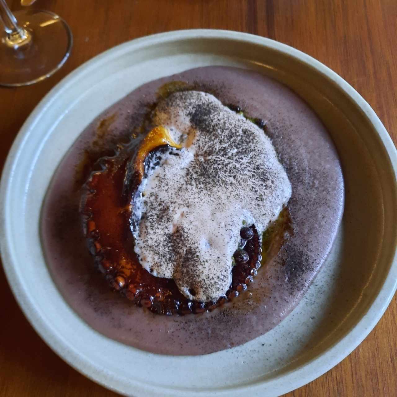 Pulpo a la brasa y textura de frijol