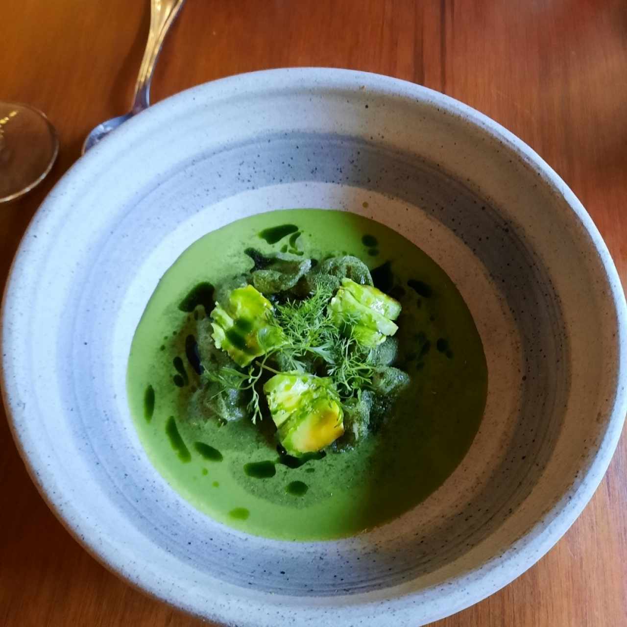Crudo de pescado, espárragos y huacatay