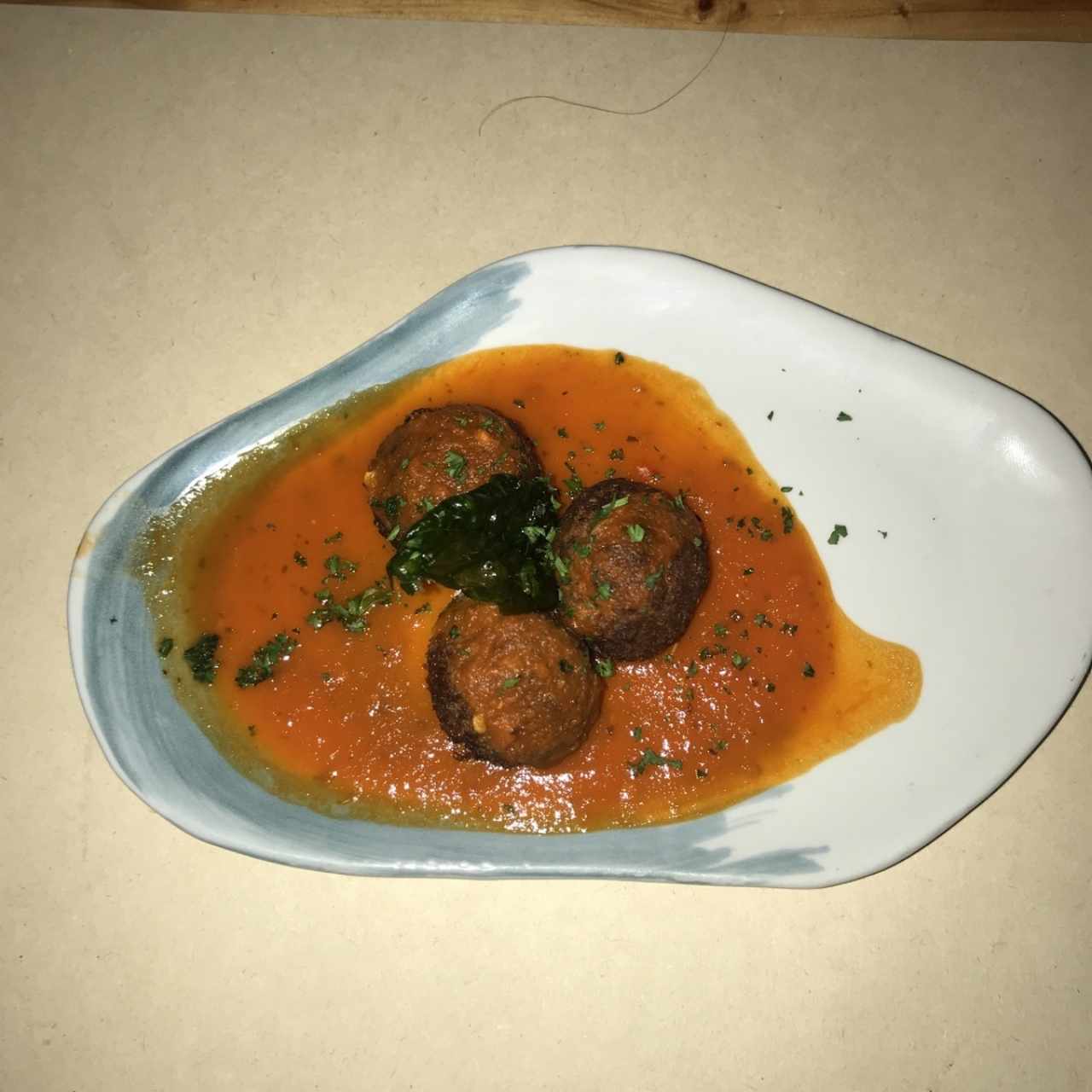 Albondigas de res con salsa napolitana y peperoncino