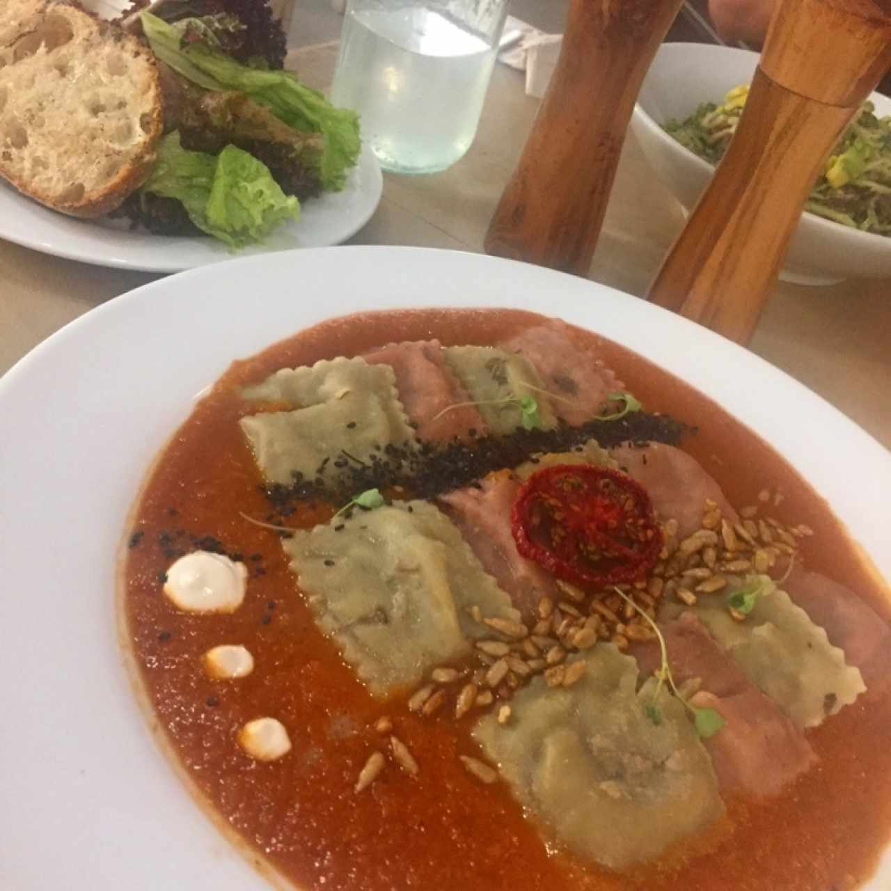 Raviolis de eapinaca y remolacha rellenos de macadamia y hongos