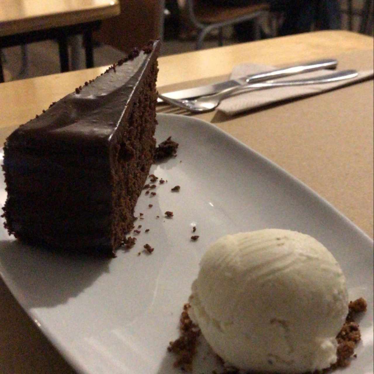 Torta de chocolate con helado