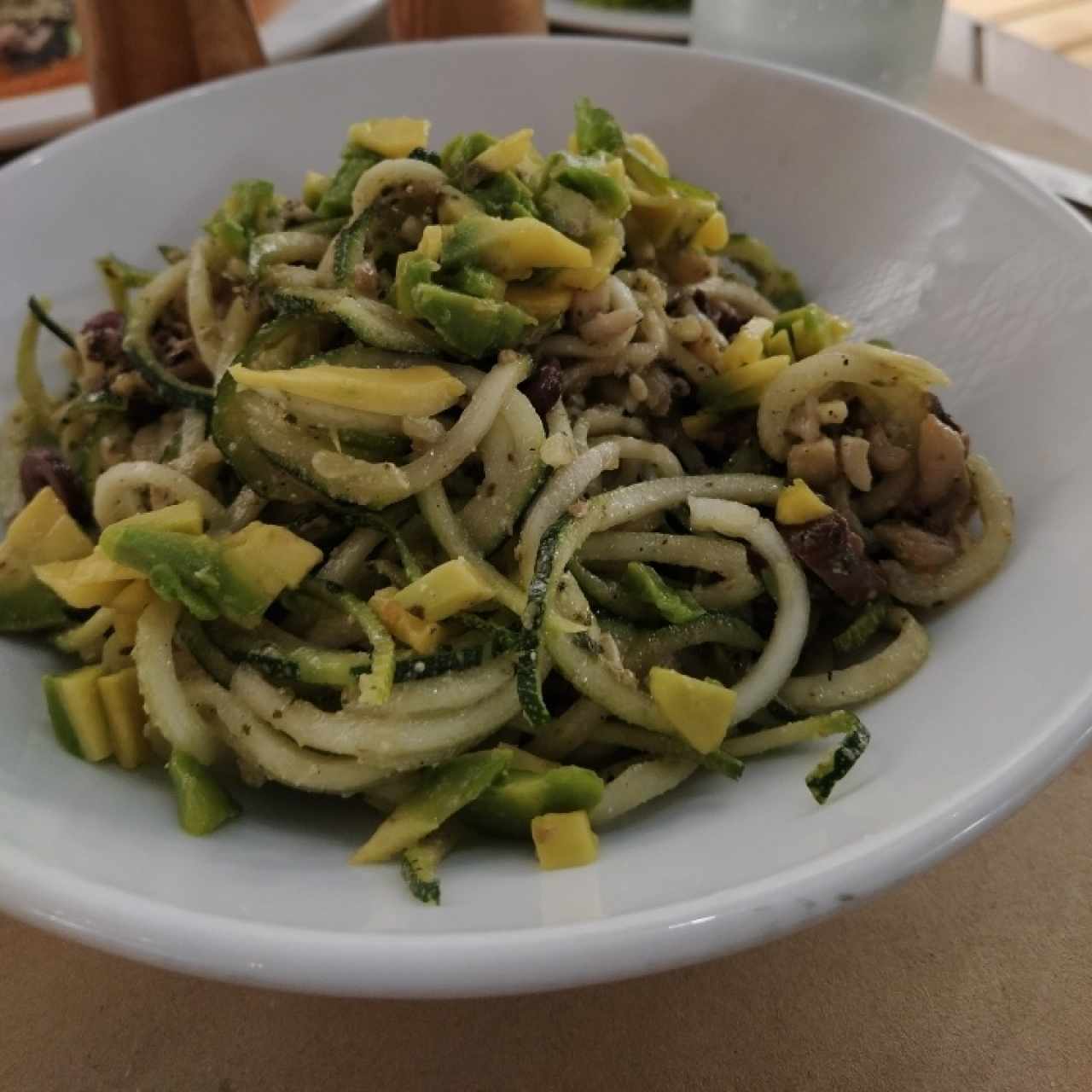 Zucchini noodles con orellanas y aguacate (tiene tomate cherry pero yo lo sustituí)