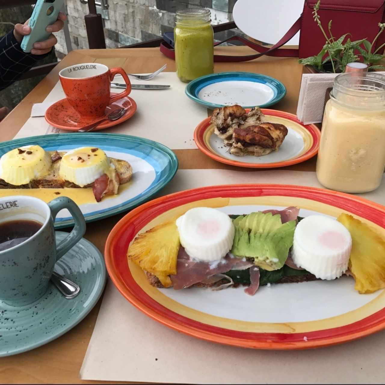 Tostadas de aguacate y benedictinos 