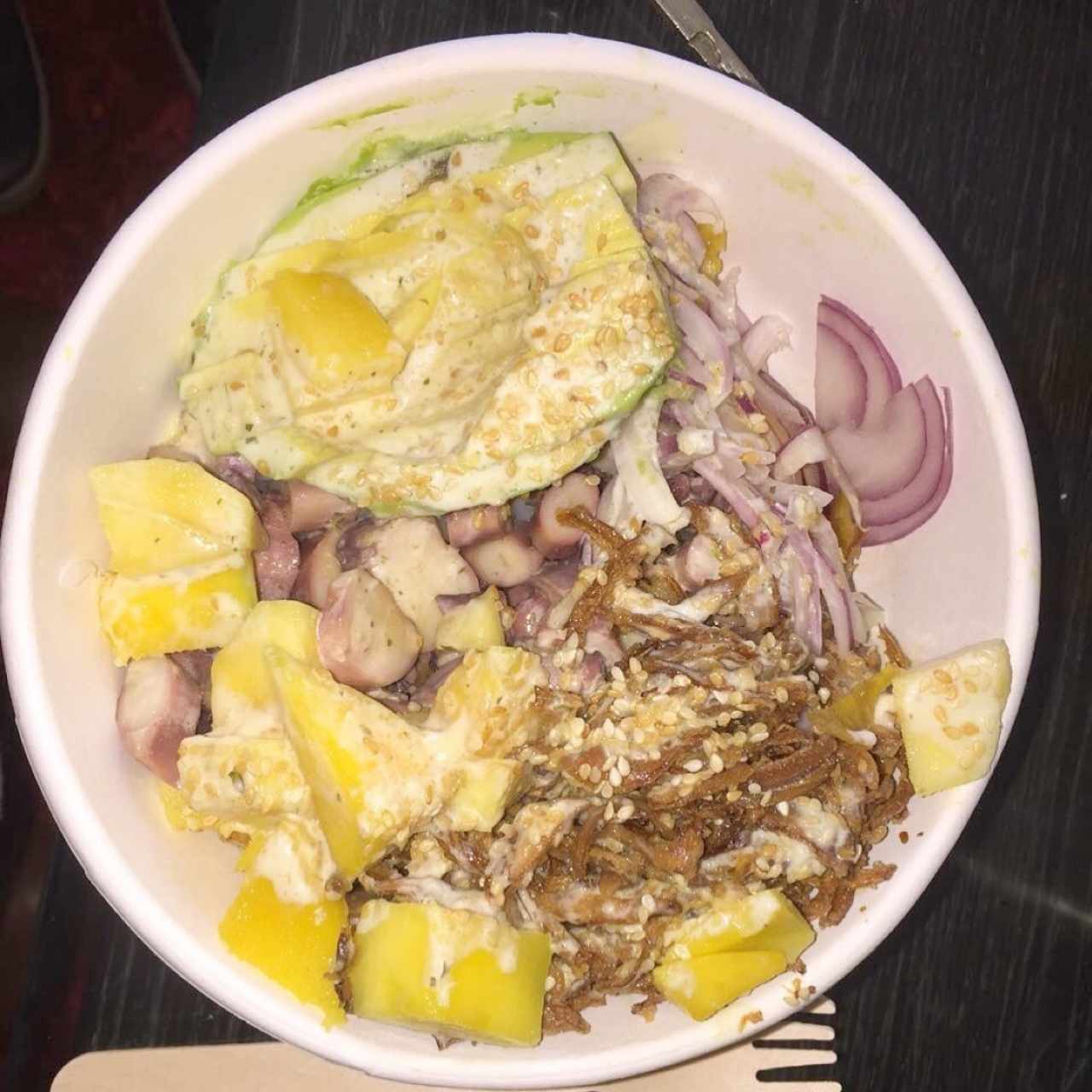Poke de pulpo, cebolla crocante, mango, mayonesa aguafate y cebolla morada