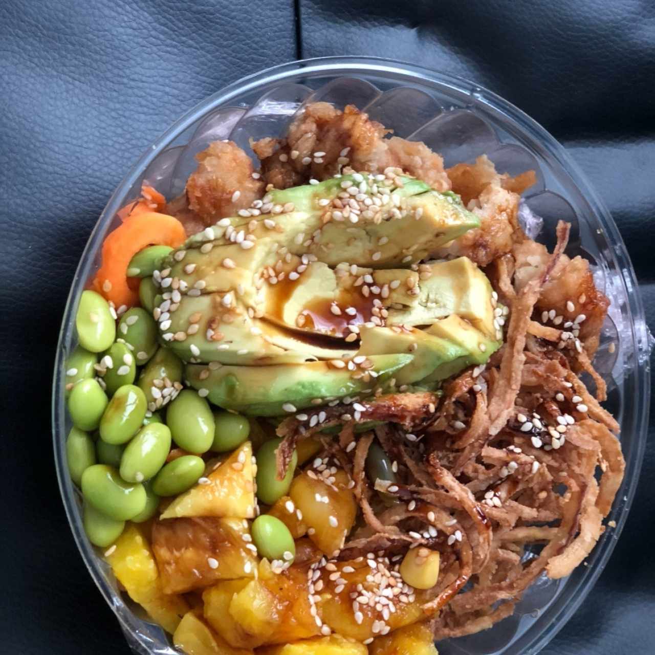 Poke de pollo, edamame, cebolla crispy, zanahoria, piña y aguacate en salsa teriyaky