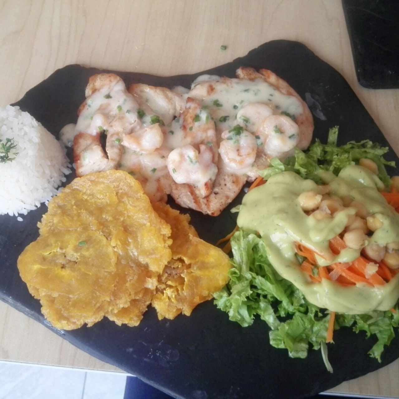 Pechuga en salsa de camarones