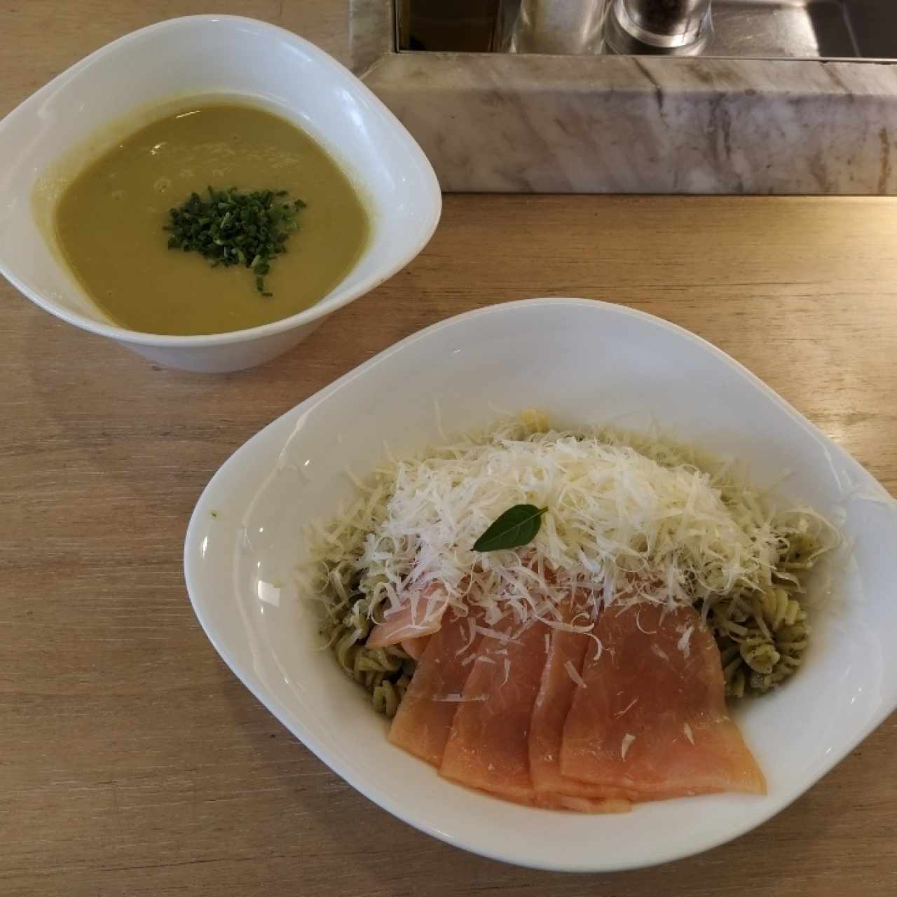 Pesto de basílico con adición de salmón y crema de espárragos