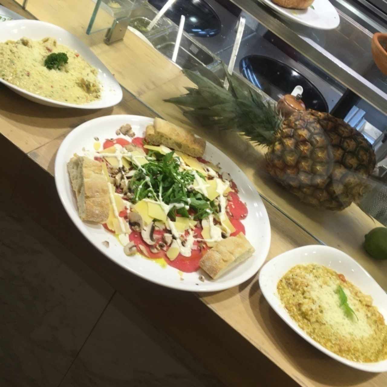 Risotto de queso azul y pollo, carpaccio, Risotto de pomodoro y camarones