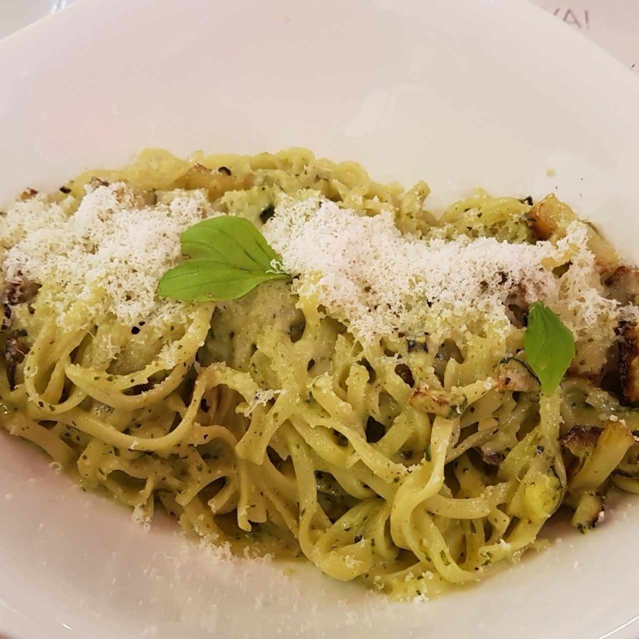 pasta especial con pesto crema con vino blanco y cascos de papas
