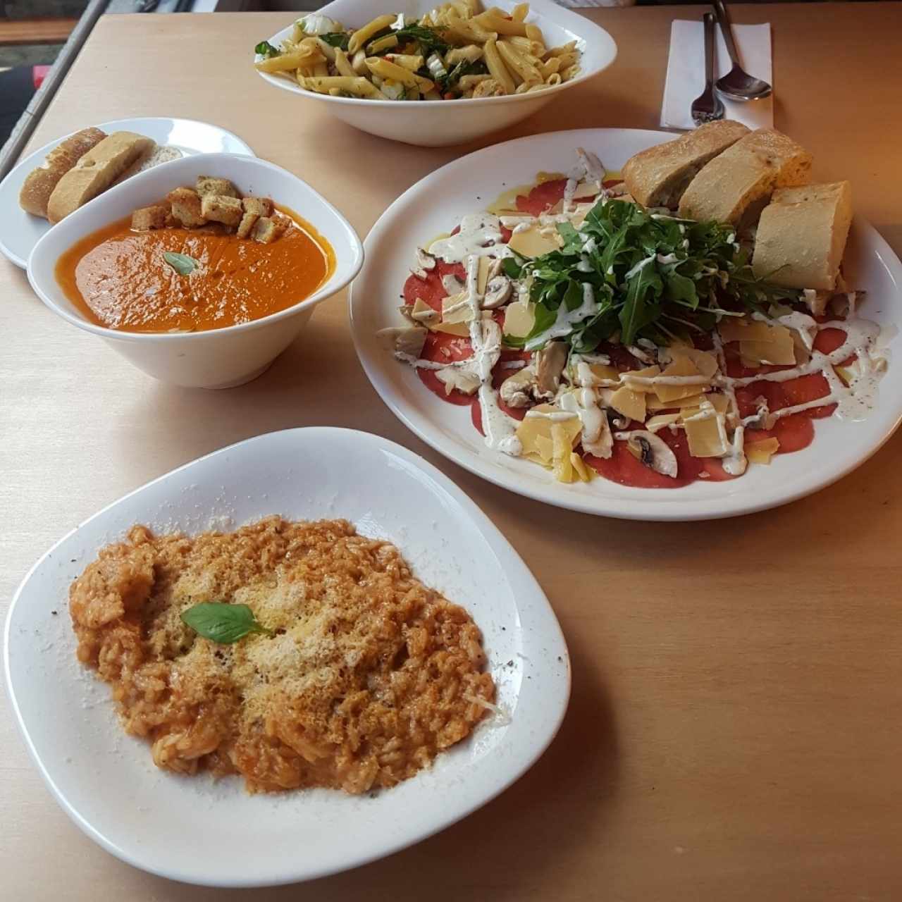 risotto de langostinos. carpaccio. sopa de tomate. penne de pollo picant