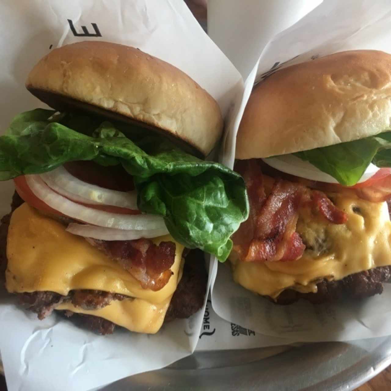 Hamburguesa doble carne con queso y tocineta.