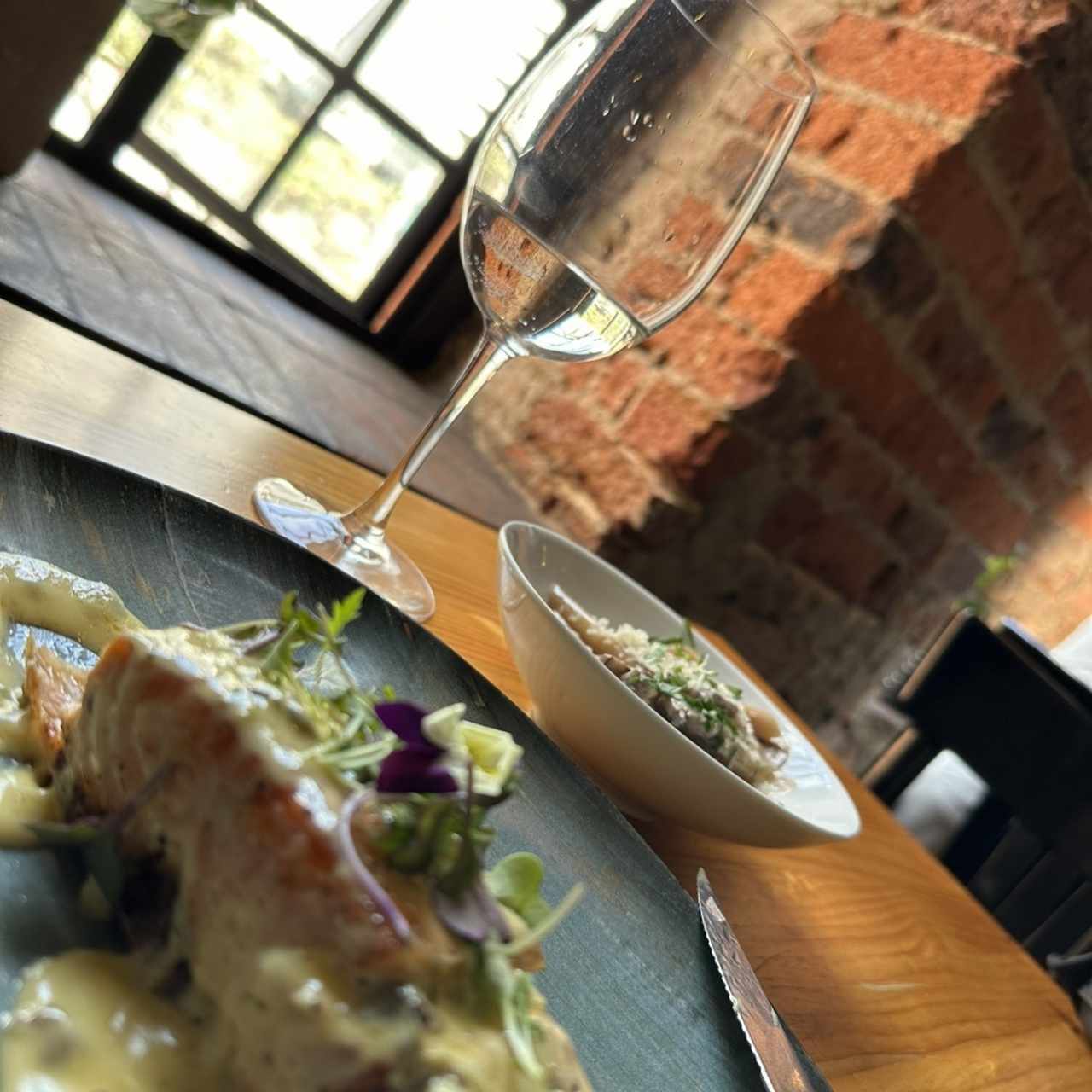 Salmon en alcaparras y penne alfredo con portobello