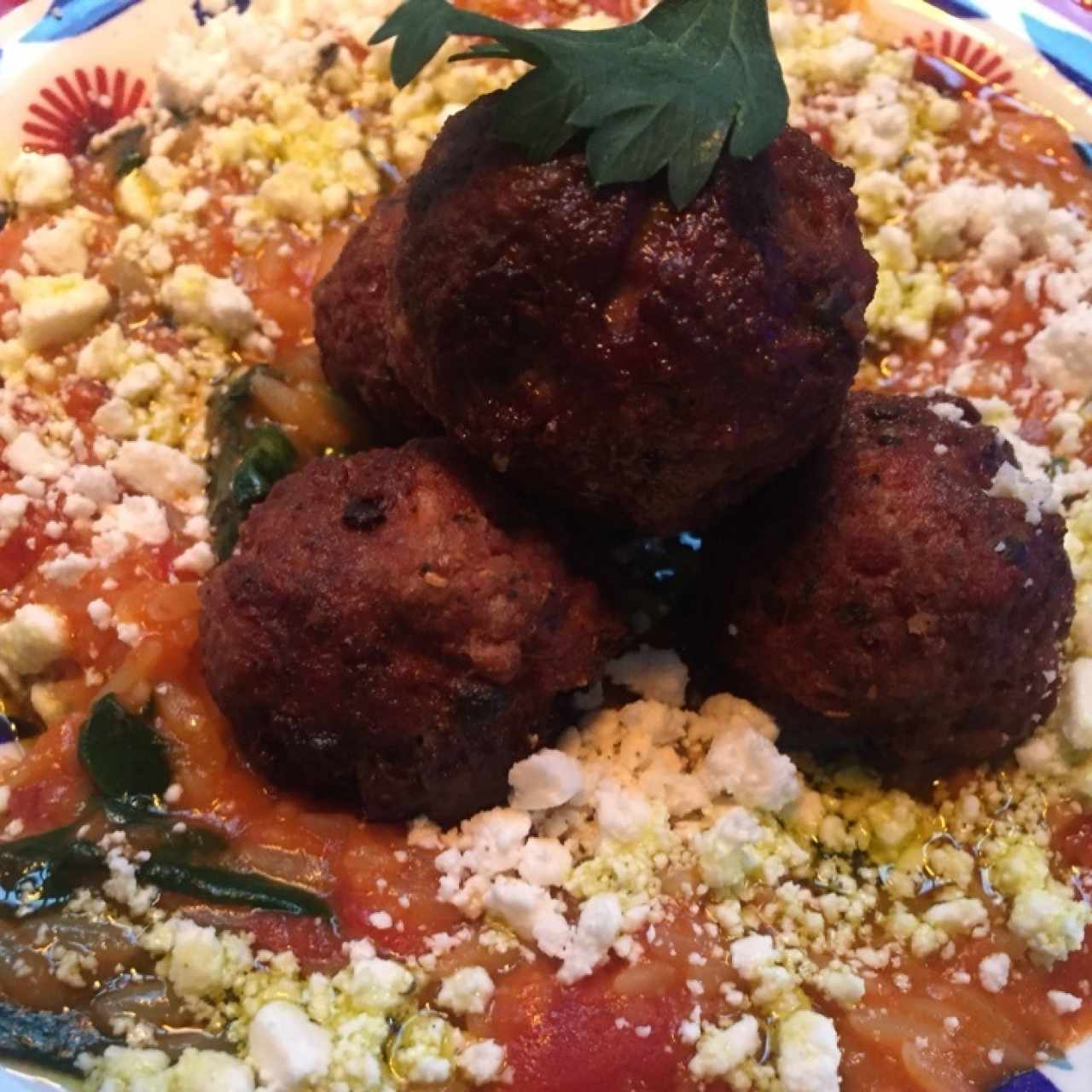Orzo con albóndigas