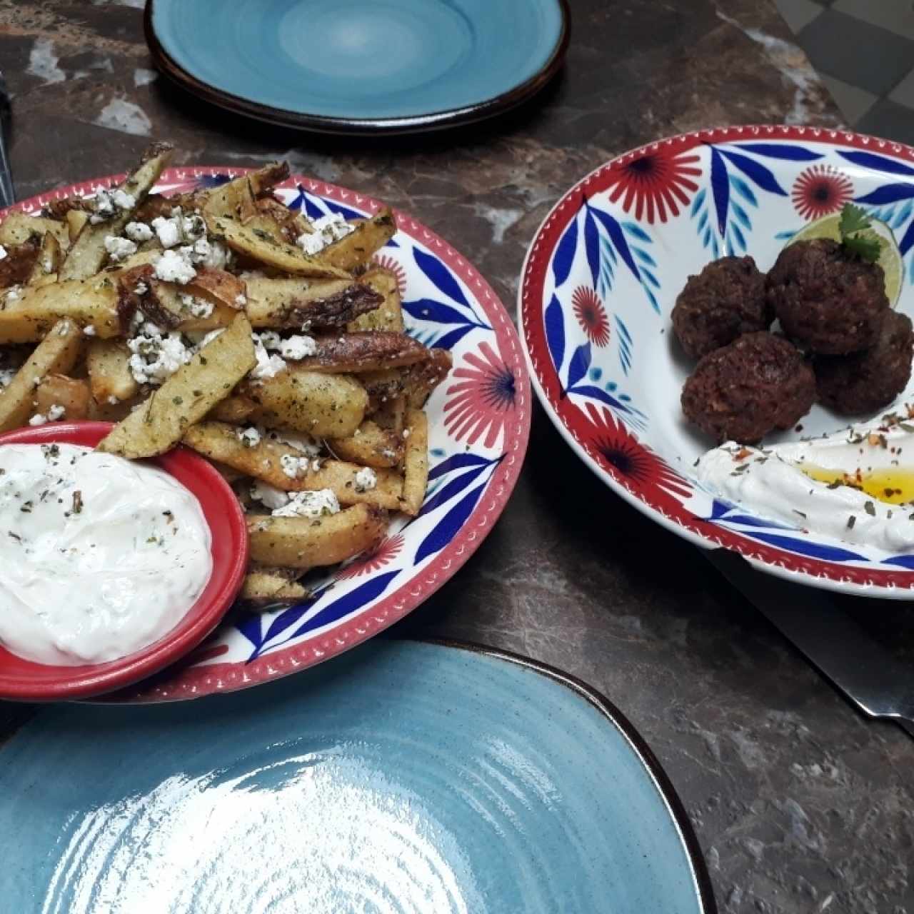 papas griegas y albóndigas de cordero 