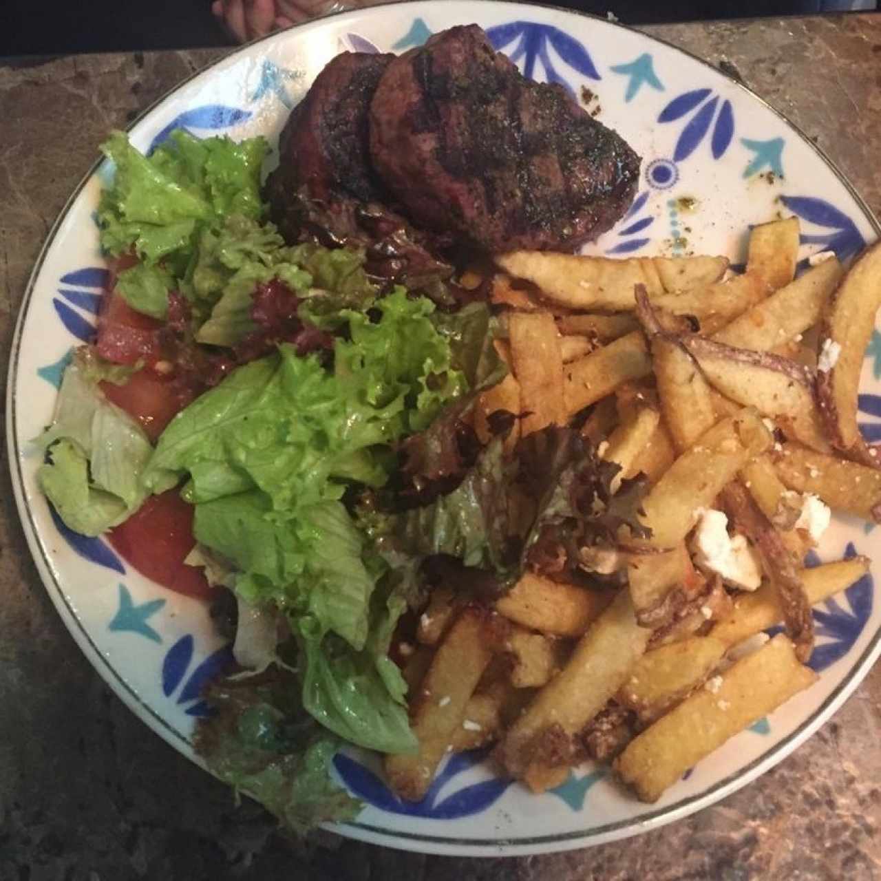 lomo ala parrilla con papas griegas