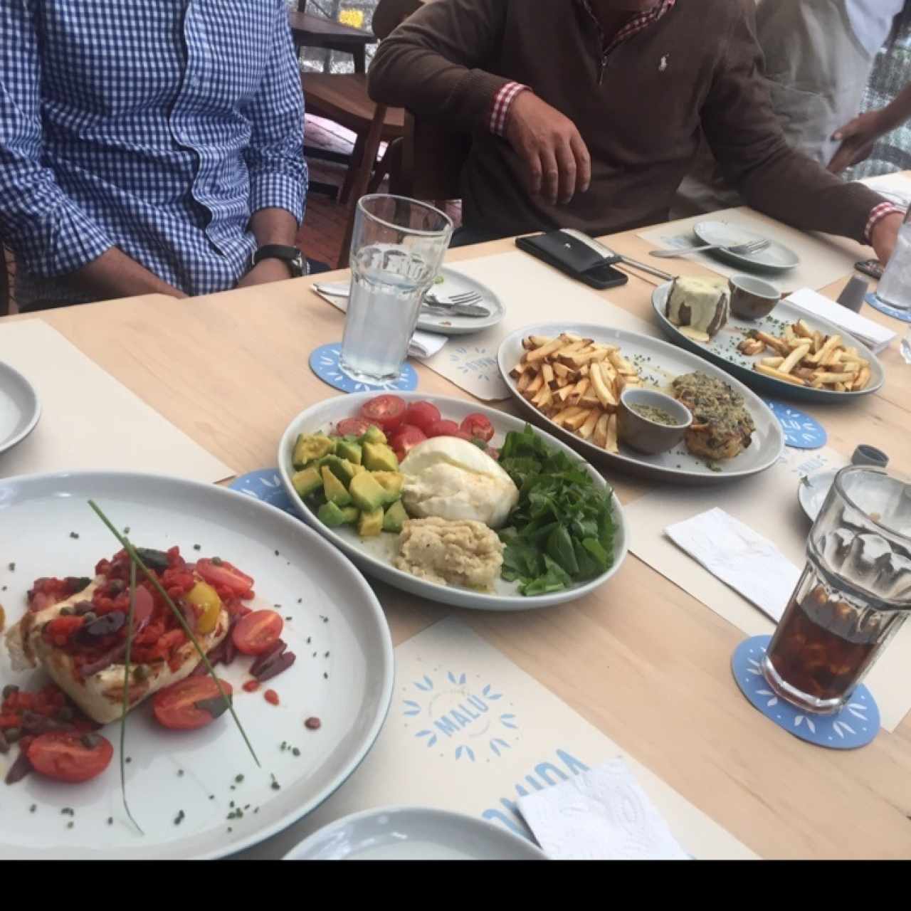 Pesca del día / Burrata / Pollo al Estragon / Lomo al Quedo Azul