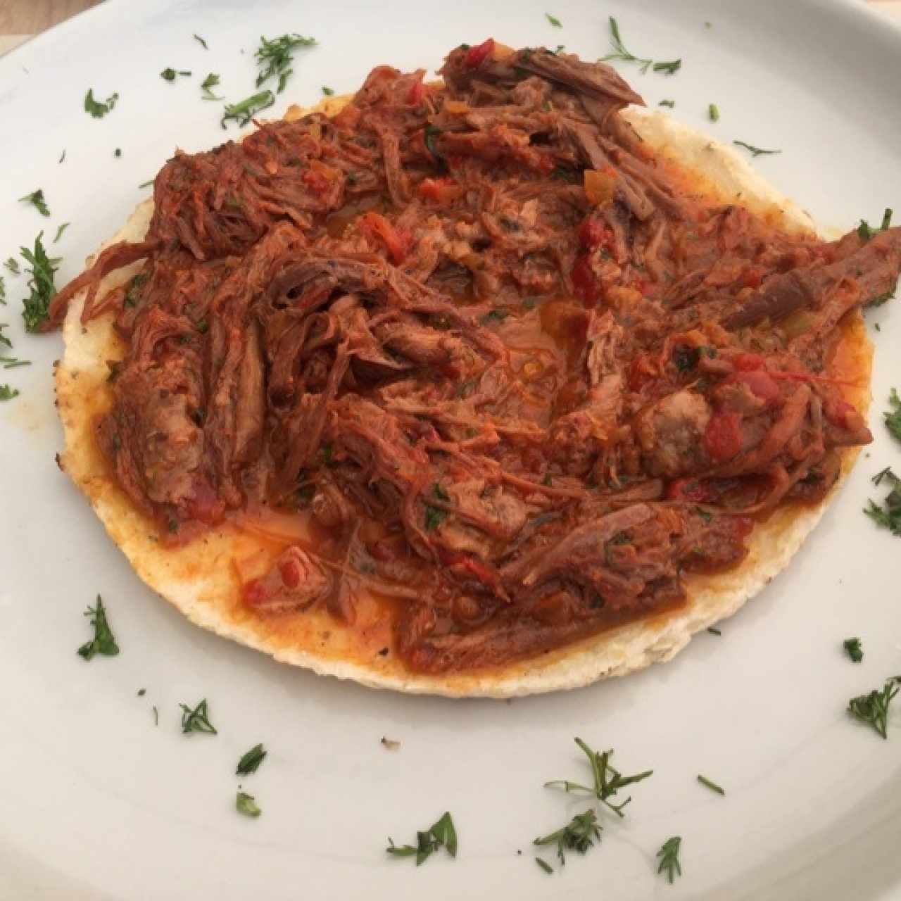 Arepa con carne desmechada
