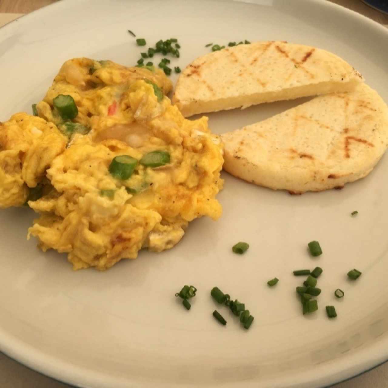 Huevos con brie y espárragos