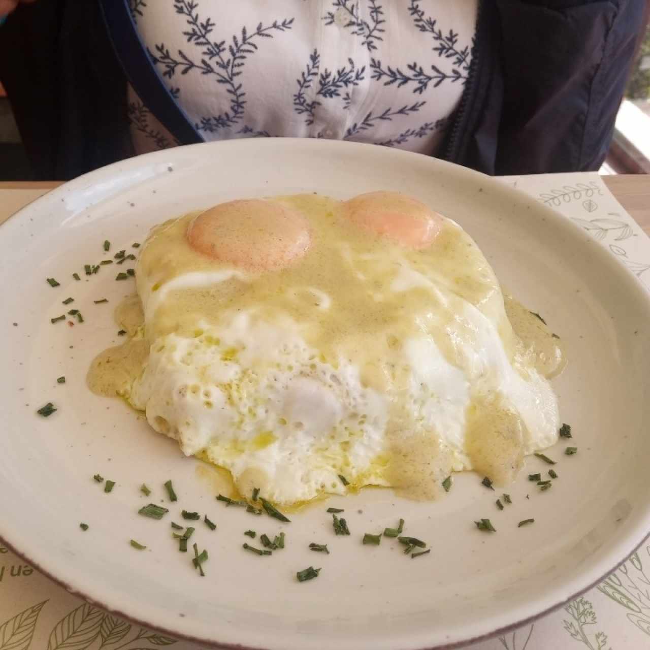 Huevos fritos con salsa de queso azul sobre pan briochey bondiola