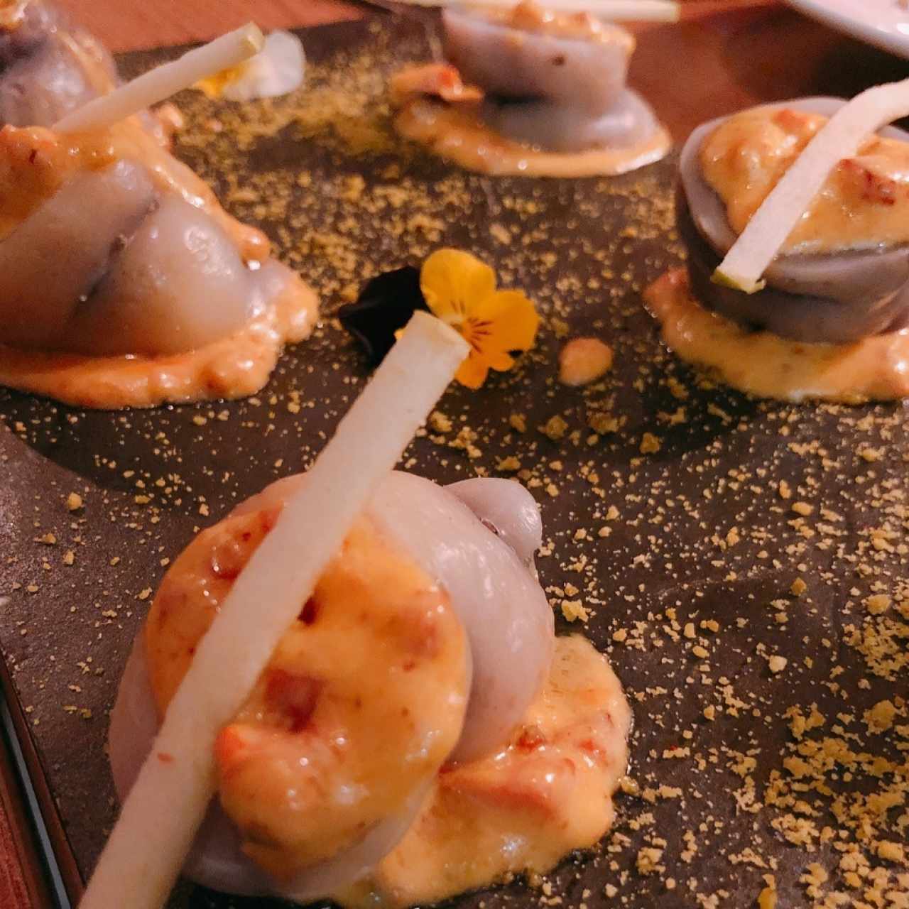 Cubios Rellenos de Longaniza y Salsa Criolla Ahumada