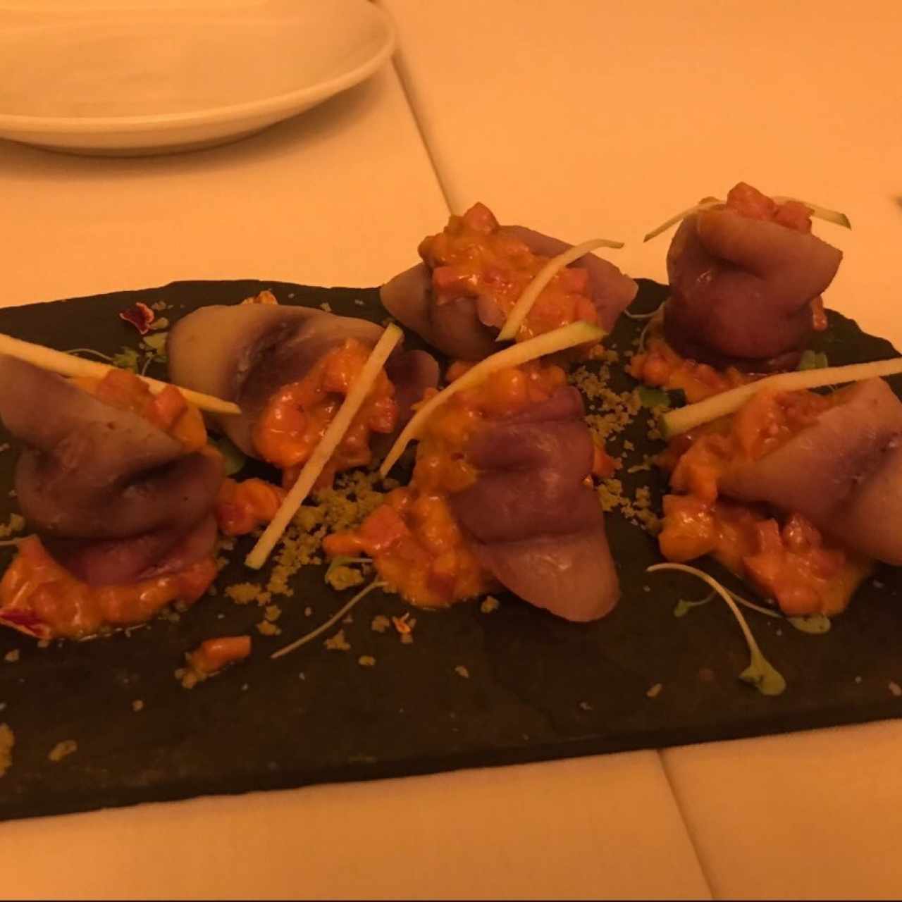 Cubios Rellenos de Longaniza y Salsa Criolla Ahumada