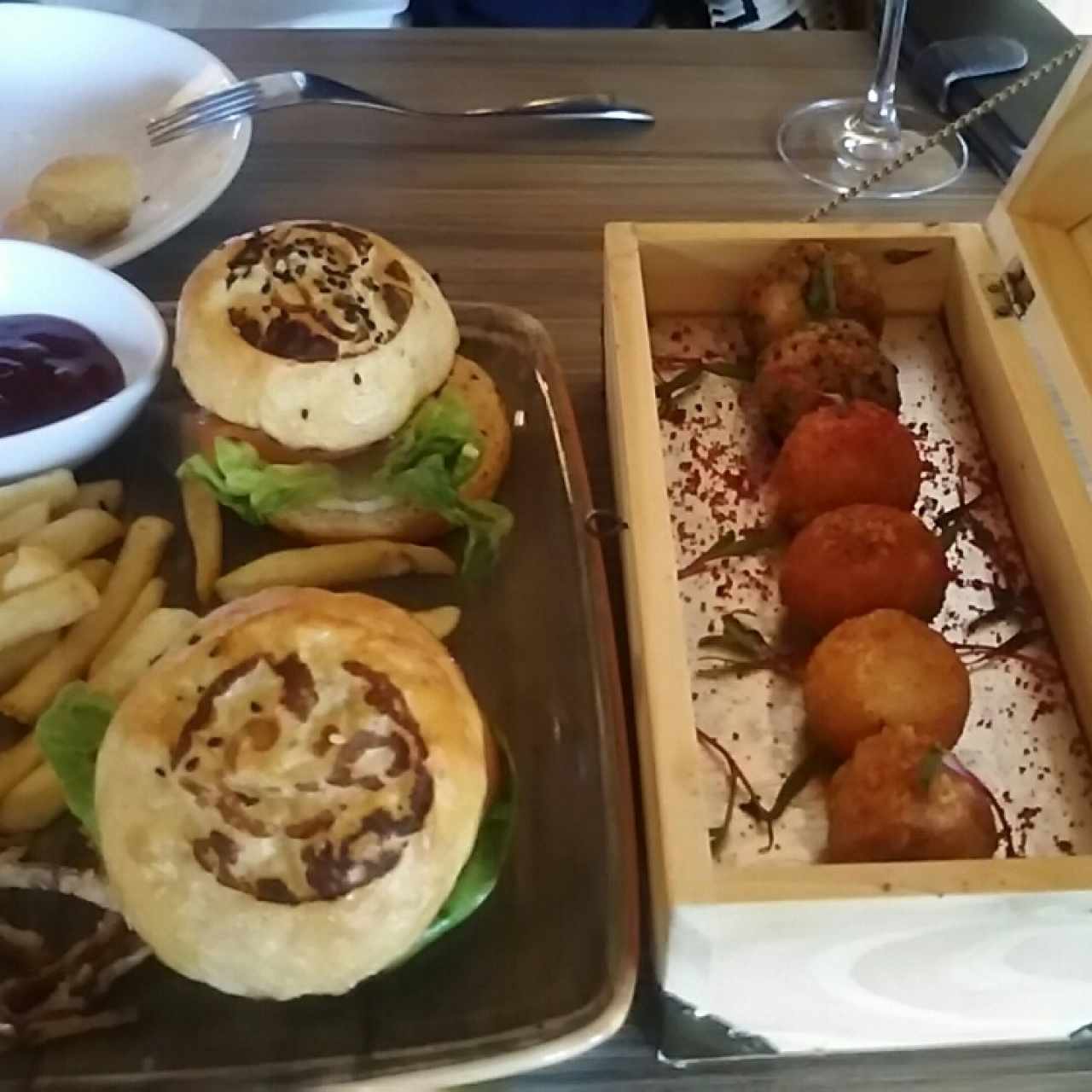 croquetas, mini hamburguesas.