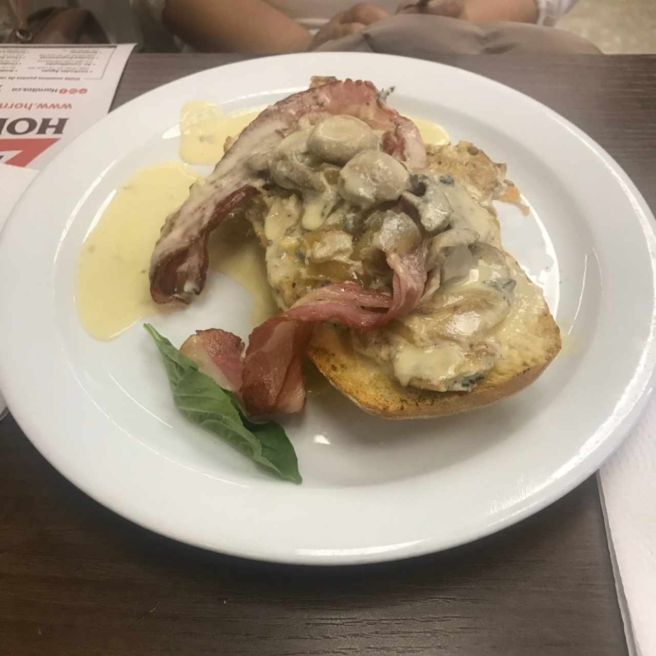 bruschetta con champiñones y tocineta. 
