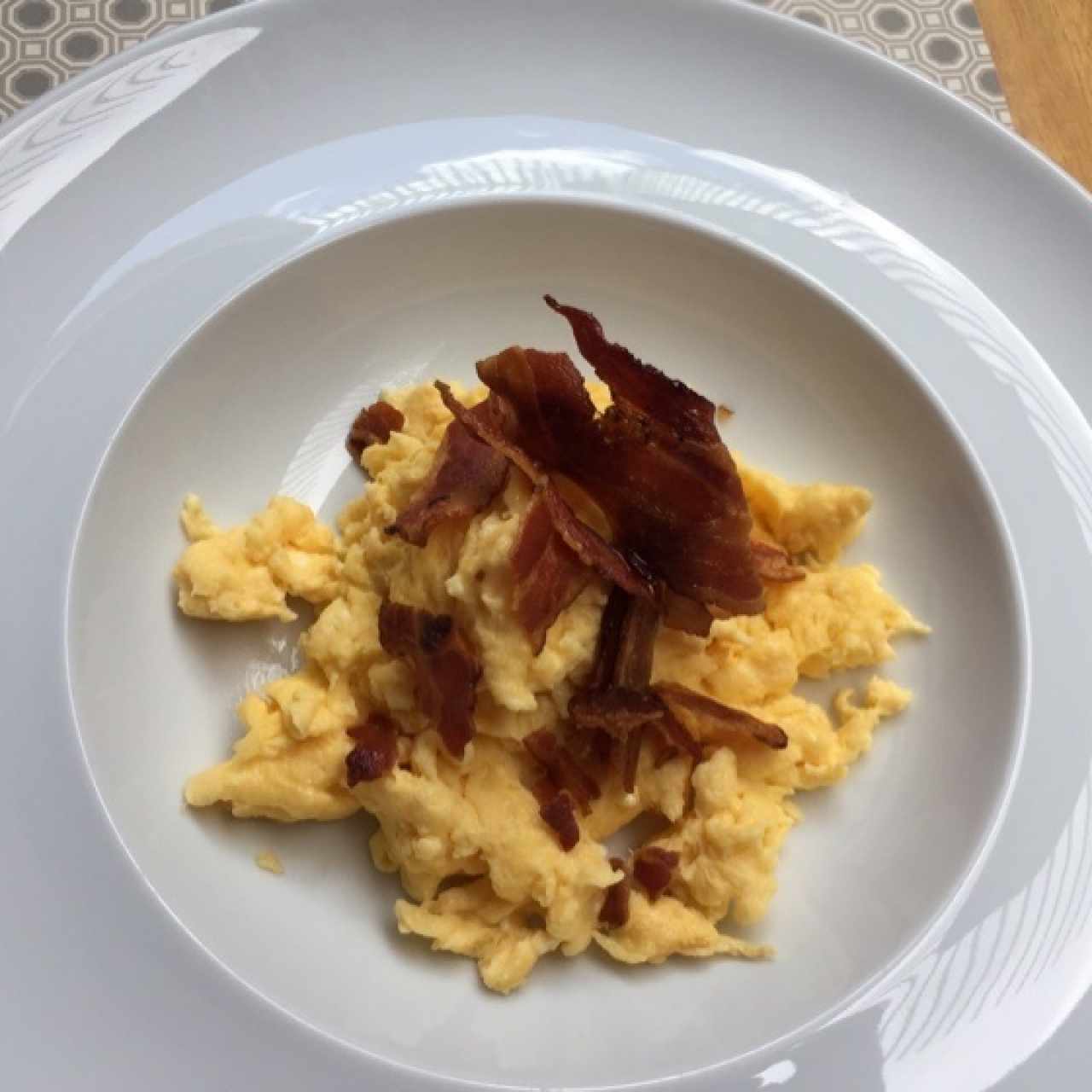Huevos batidos con tocineta