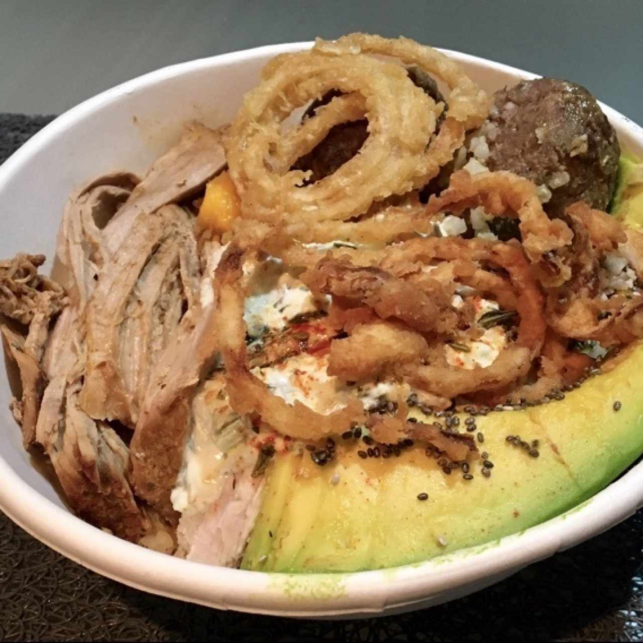 Bowl con cerdo y albondigas