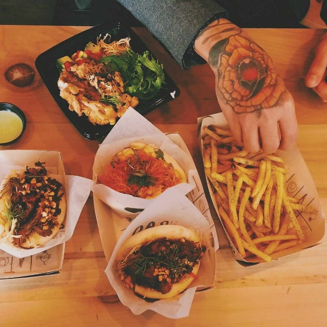 chicharrón de pescado, bao camarón crispy, bao marrano ahumado y papas a la francesa