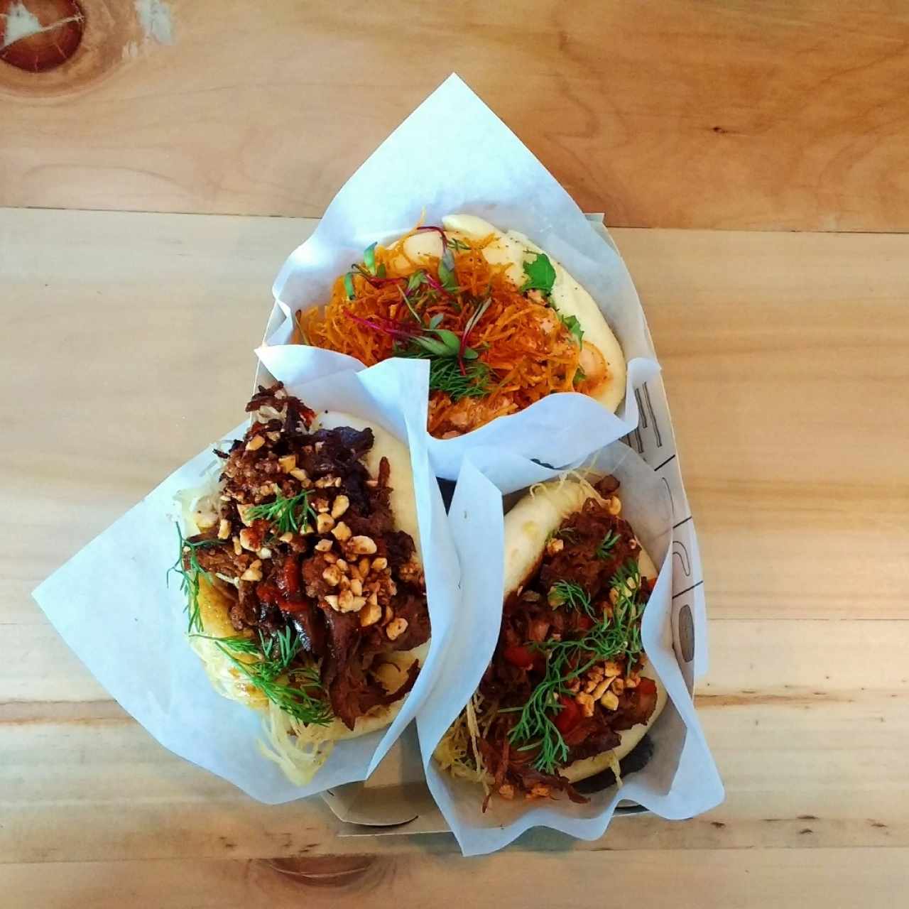 2 baos de marrano ahumado y uno de camarón crispy