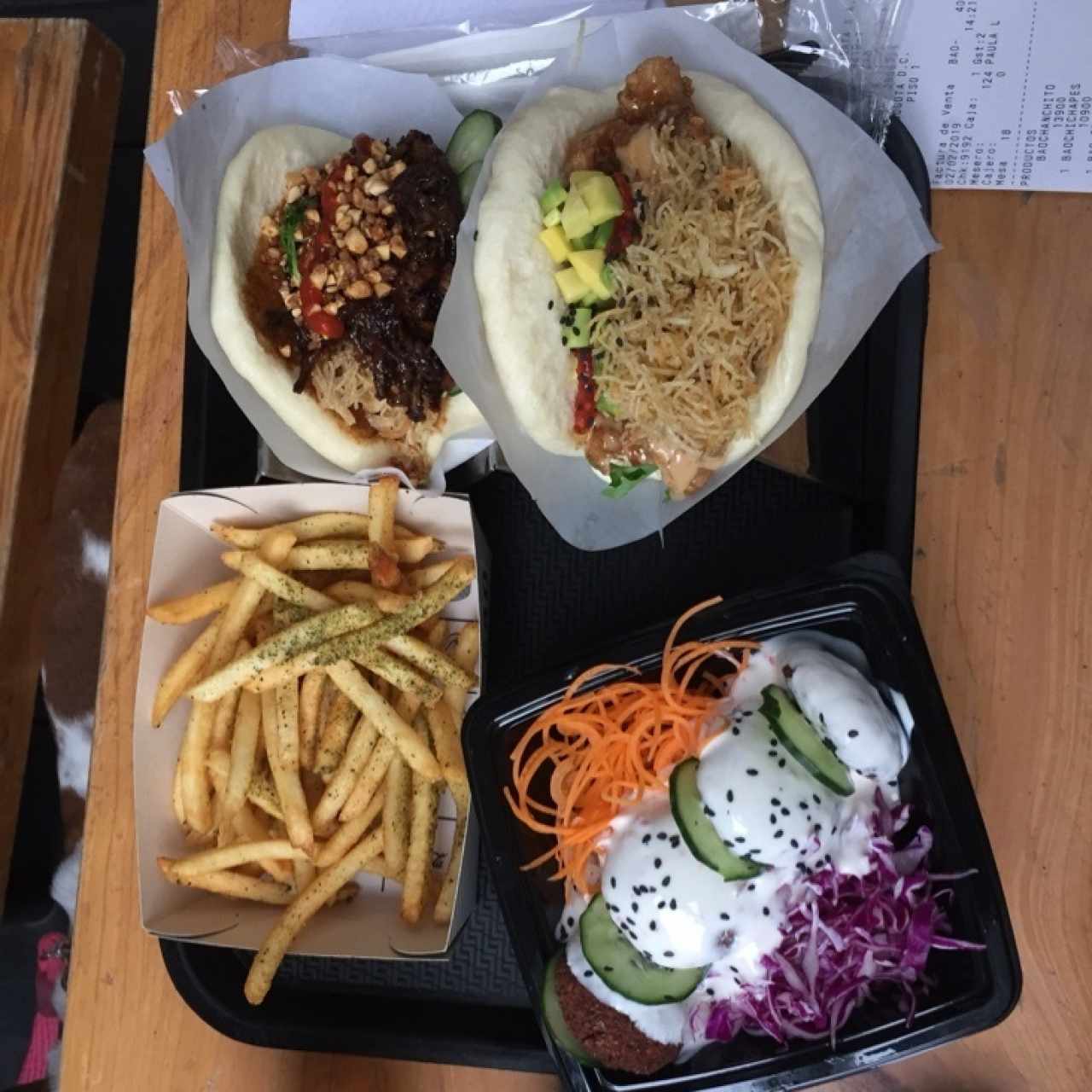 bao de cerdo, bao de pescado, papas fritas grandes