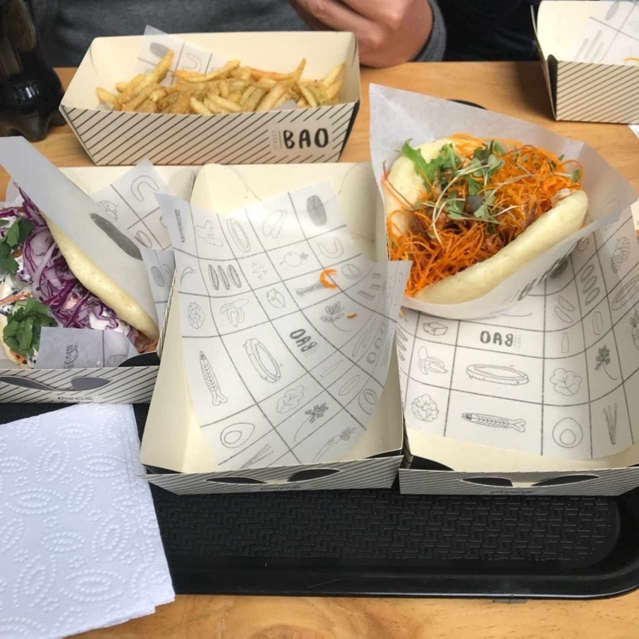 papas, bao de camaron y bao de falafel
