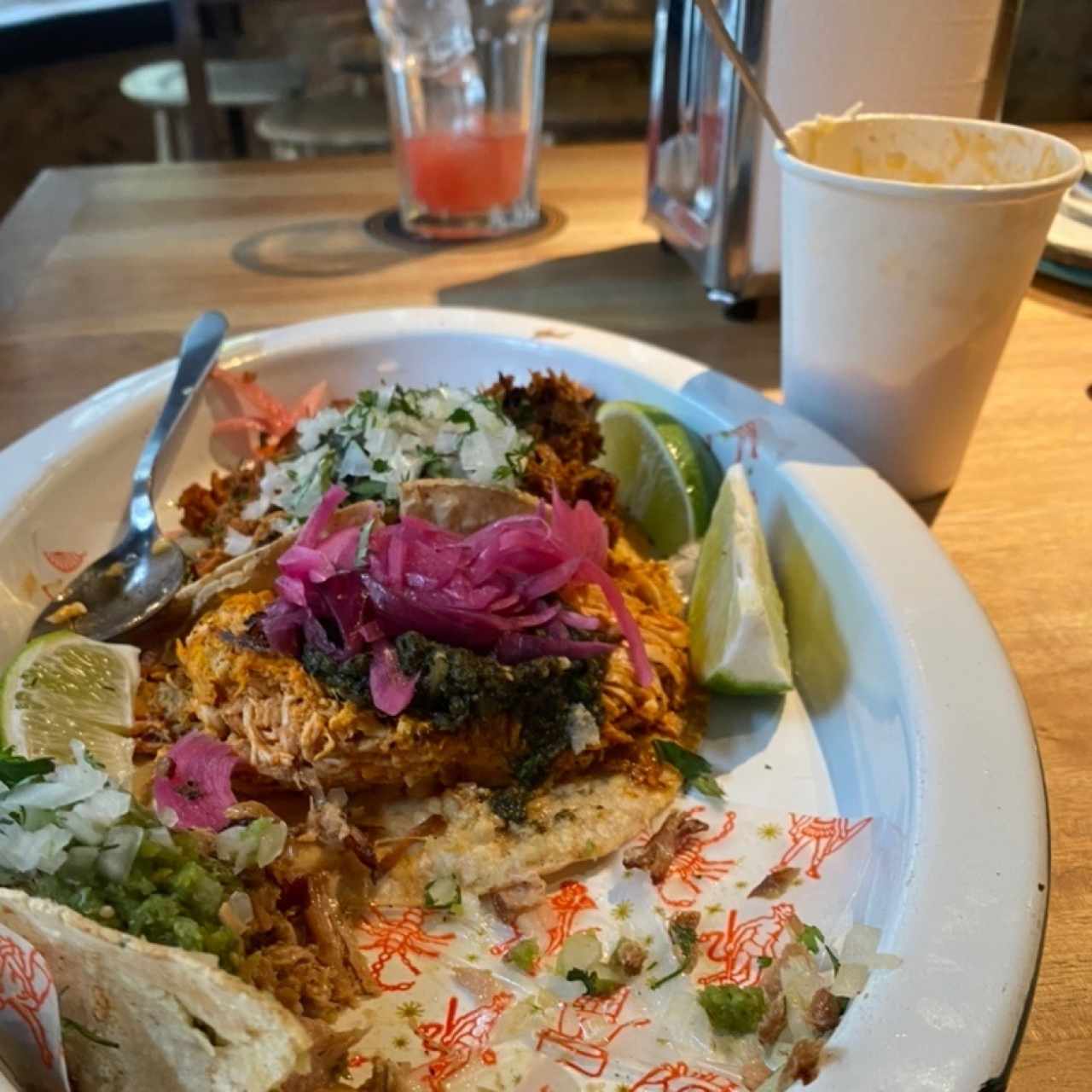 Tacos y esquites con agua de sandía al fondo
