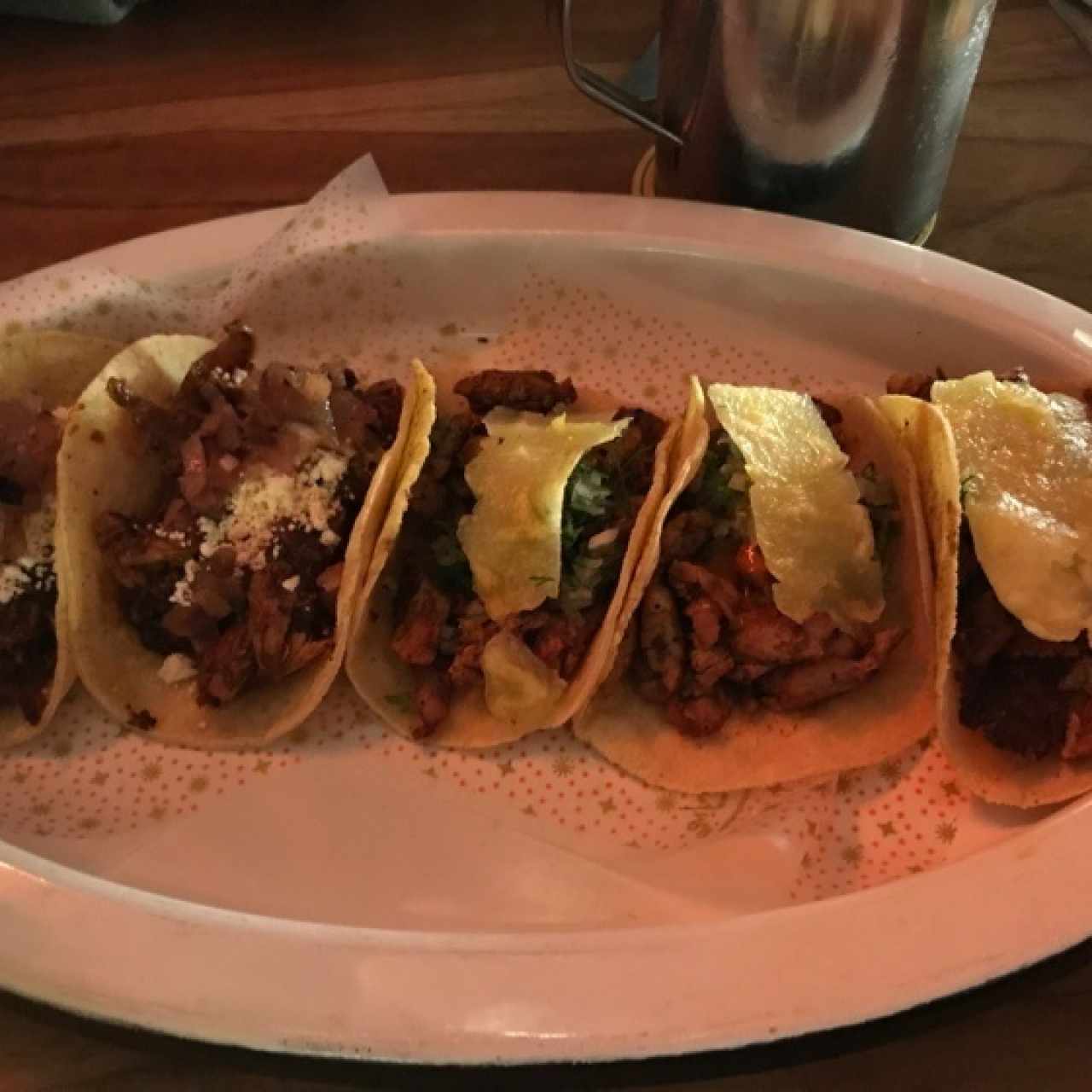 Tacos al pastor a la derecha (la especialidad de la casa, realmente deliciosos) y pollo mole a la izquierda