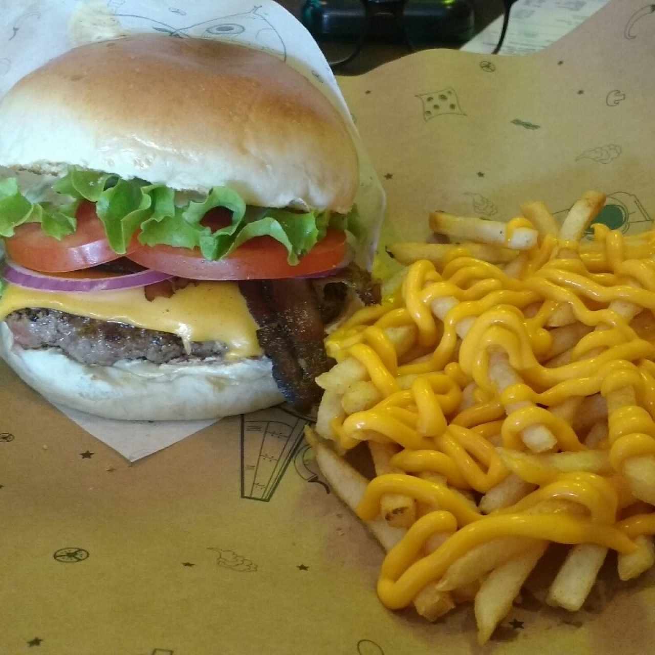 meet the bacon con papas y cheddar