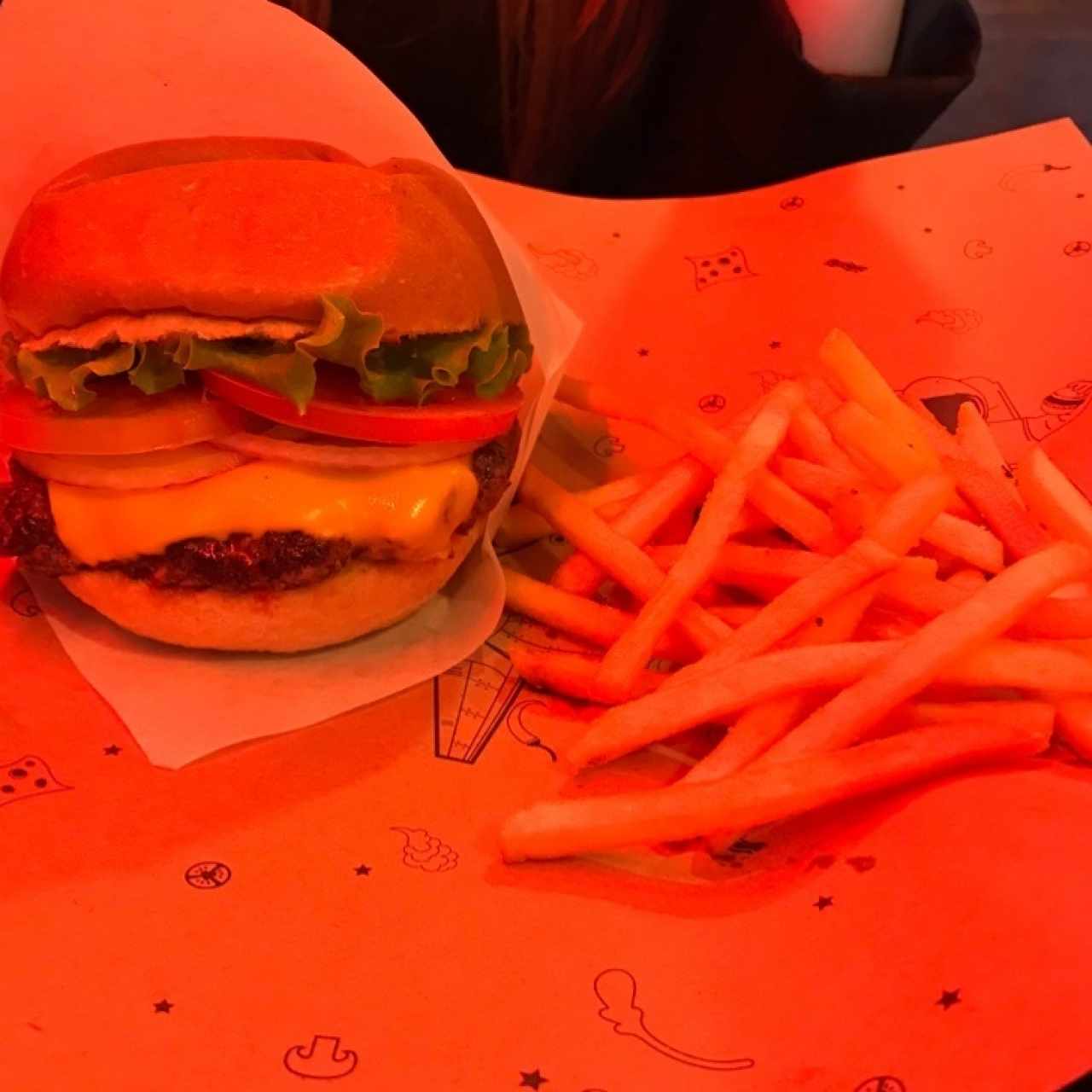 cheeseburger con salsa de jalapeños