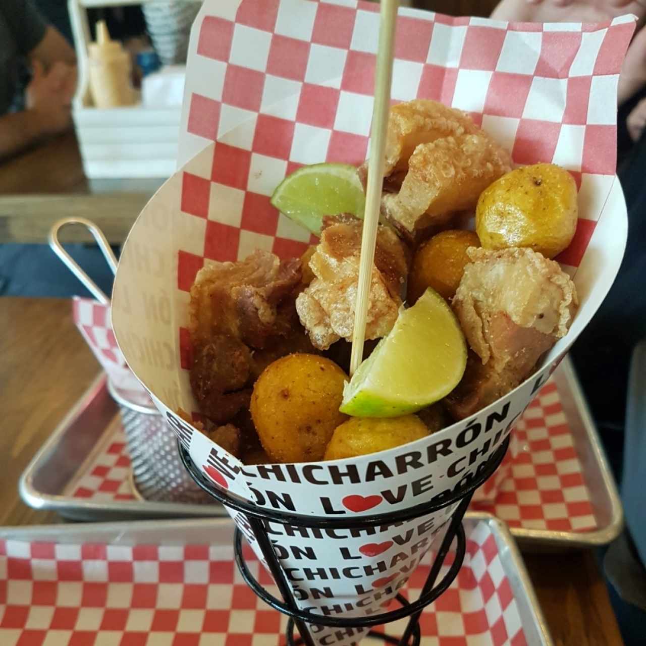 Cono de chicharrón carnudo