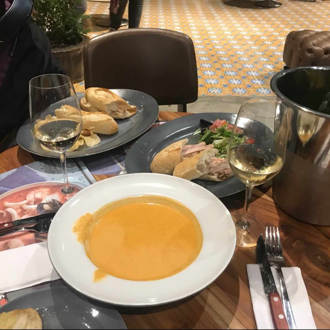 sopa bisque con sanduche de langosta y otro de atun
