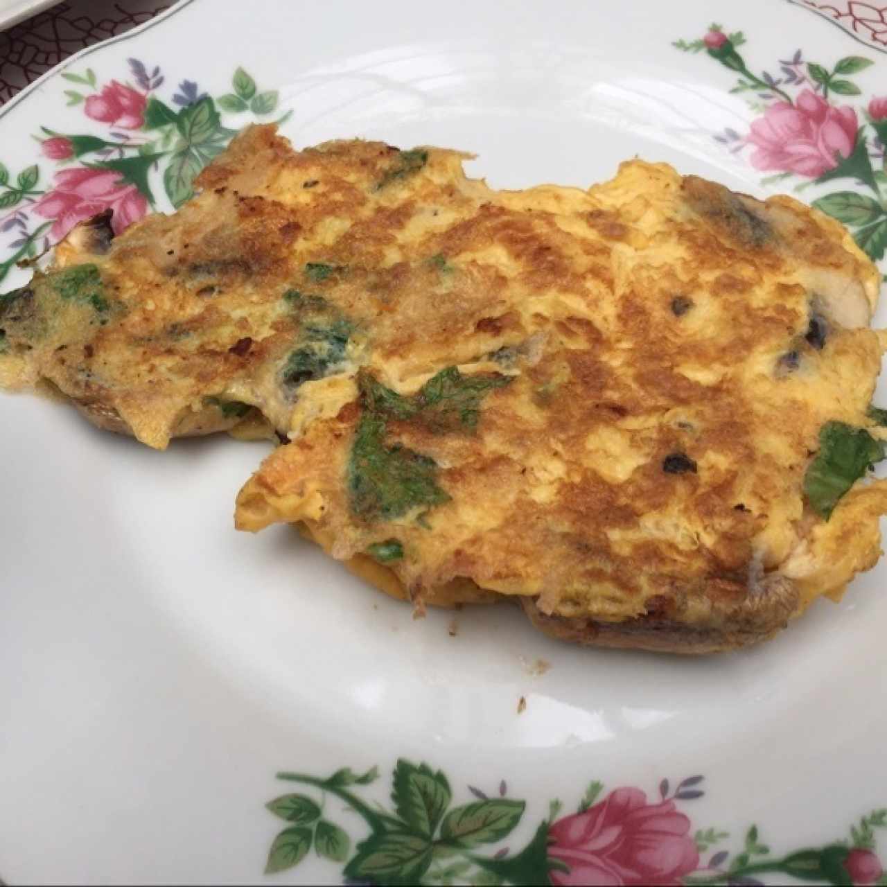 Huevos con champiñones y rúgula