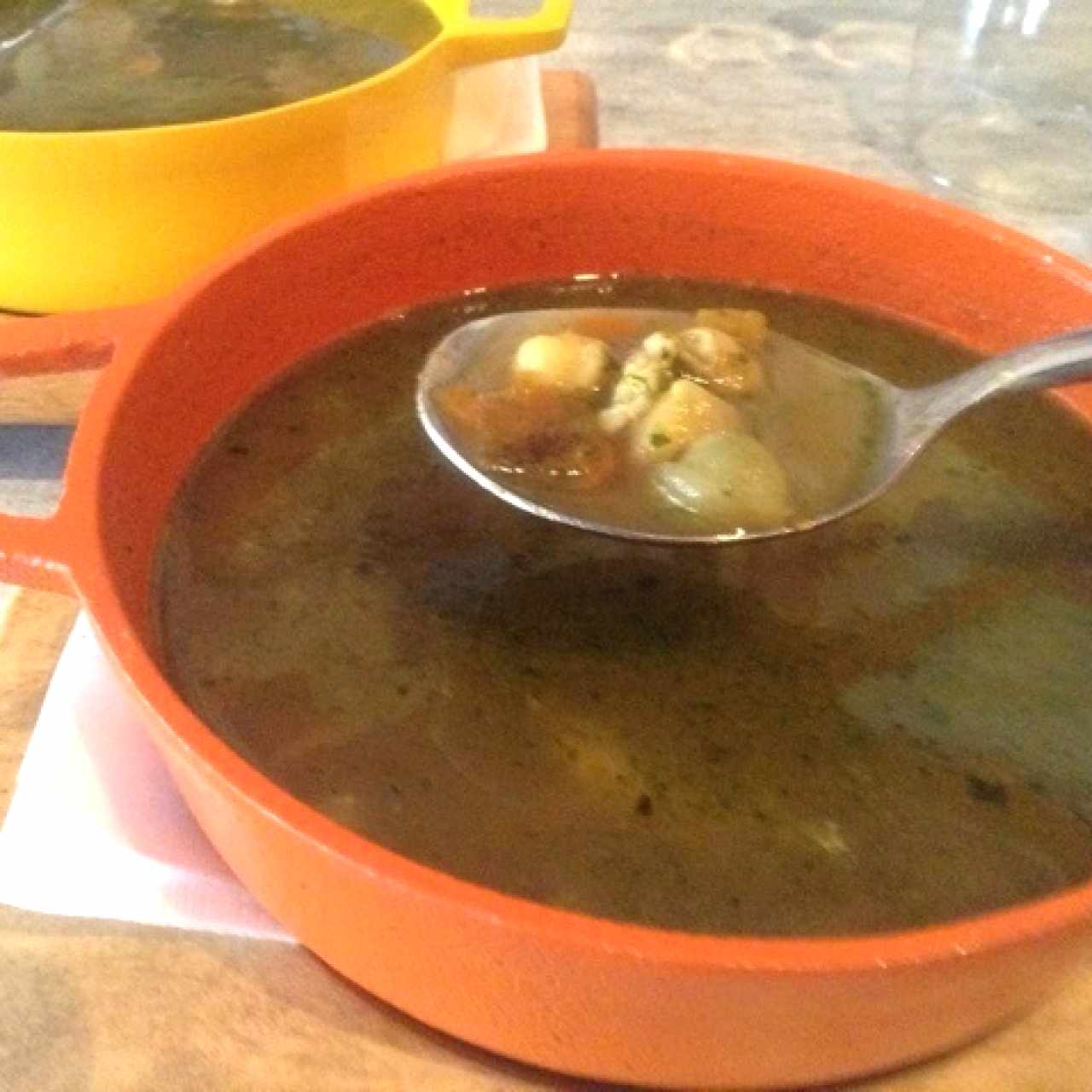 Sopa de verdura con pollo y pesto 