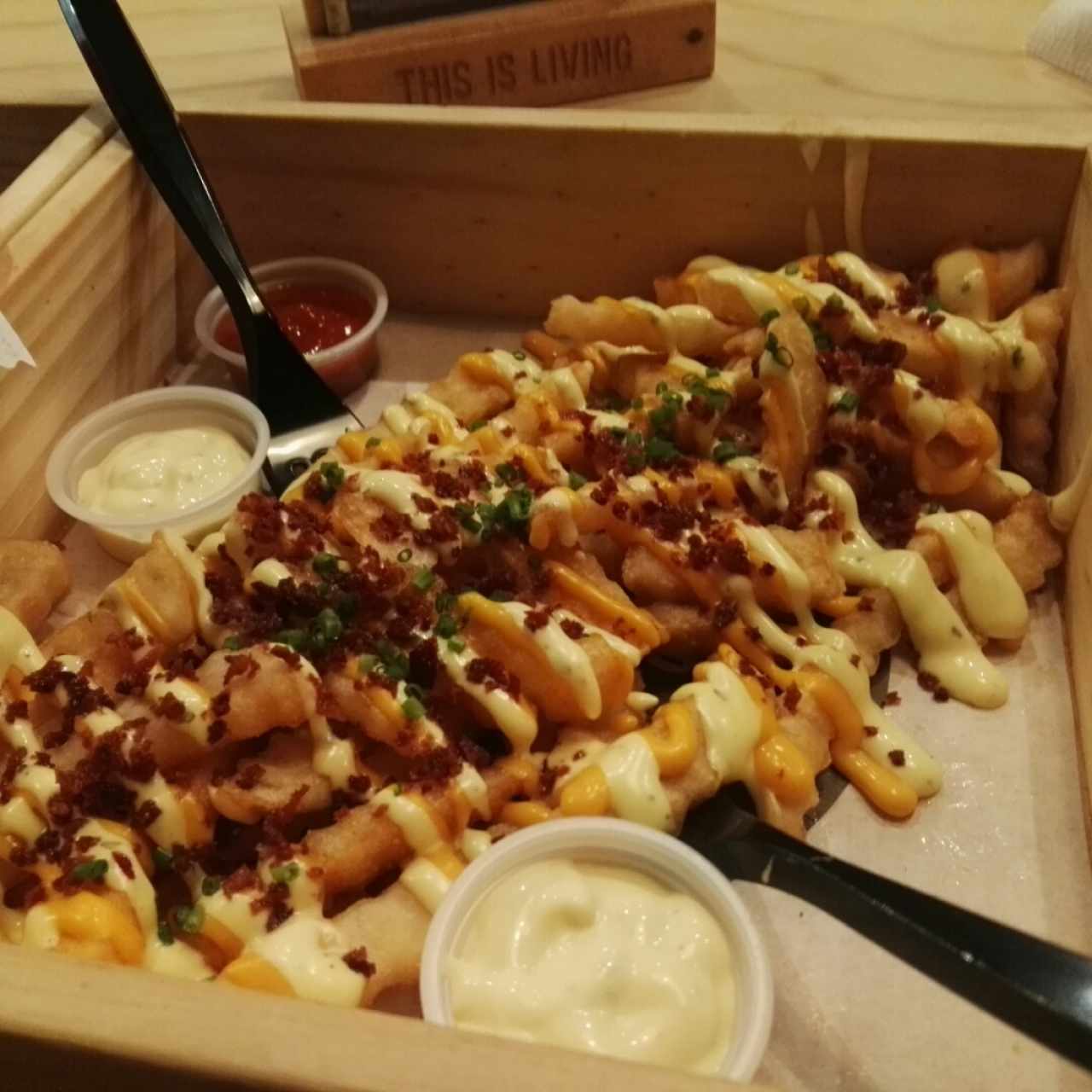 Papas a la francesa con tocineta y salsa Juan