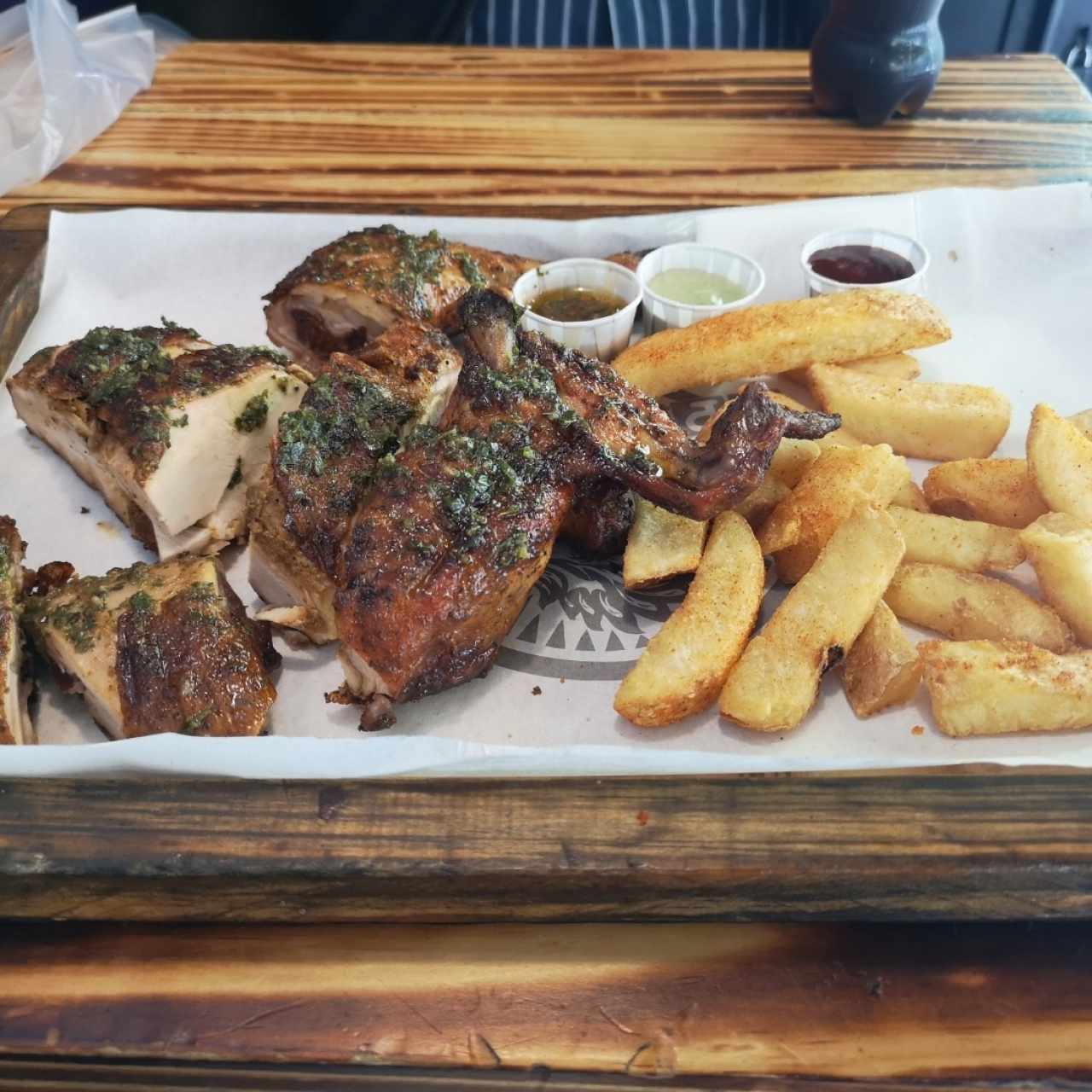 medio pollo con papa en casco