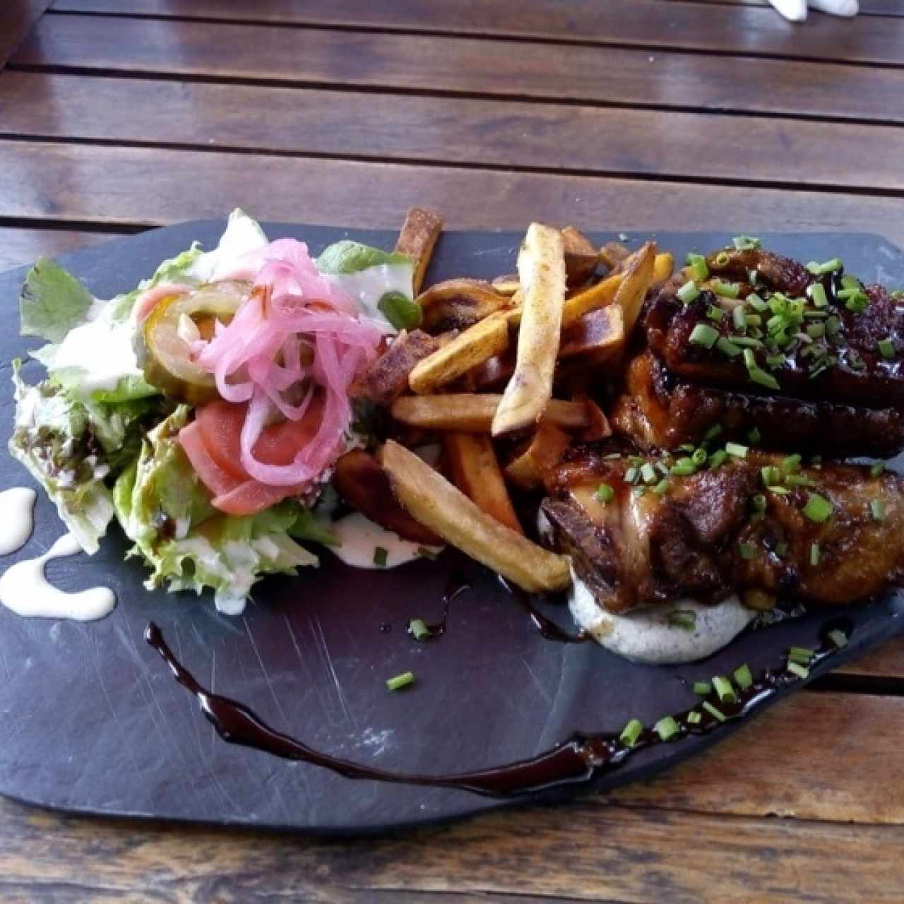 costillas cocidas en cerveza