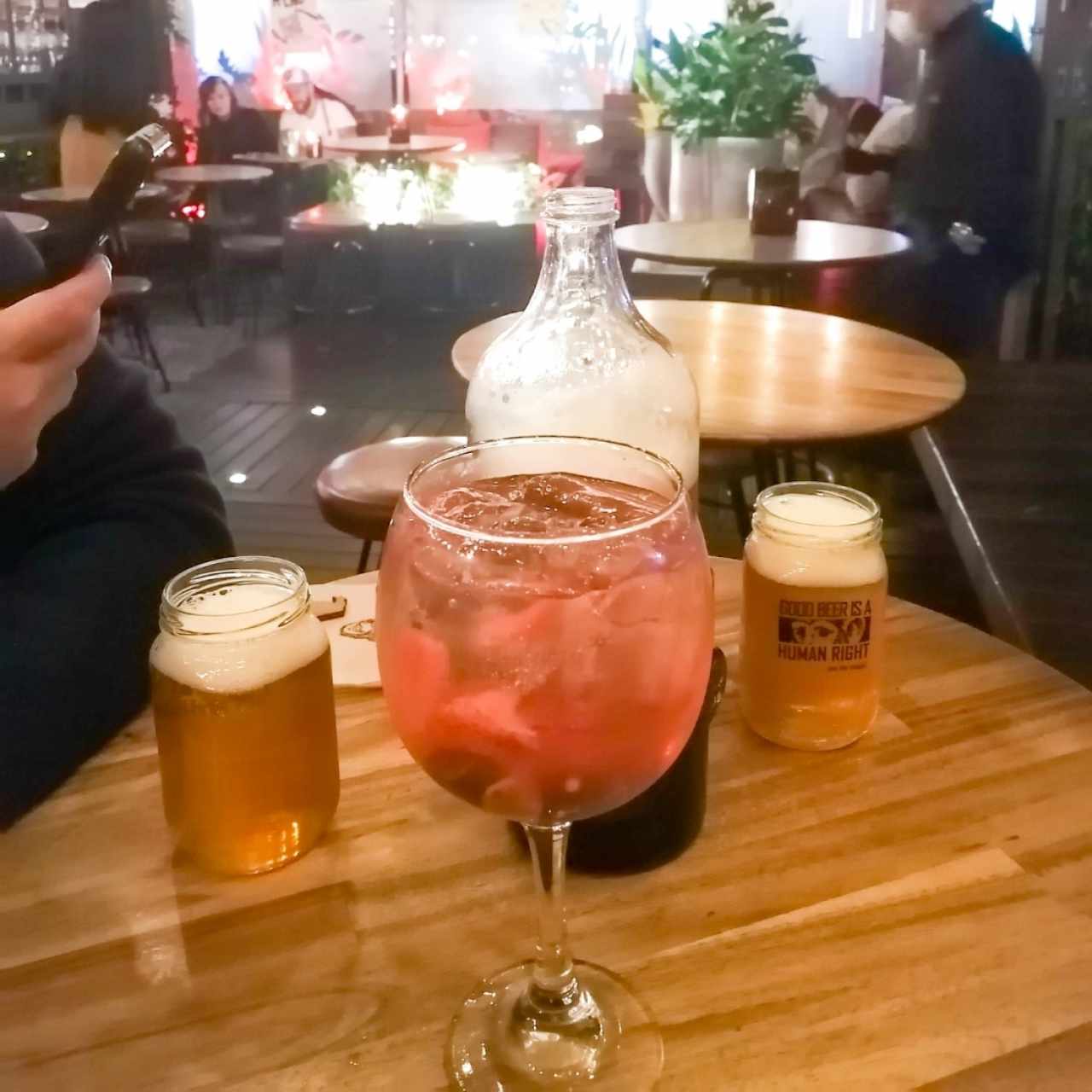Gin tonic de frutos rojos y jarra de cerveza 