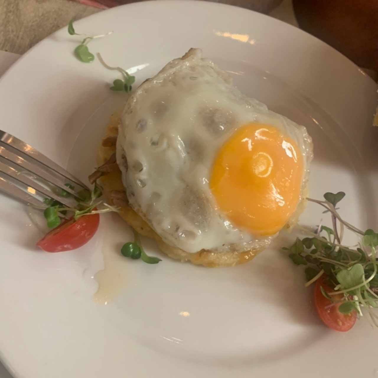 Arepa de yuca con carne y huevo