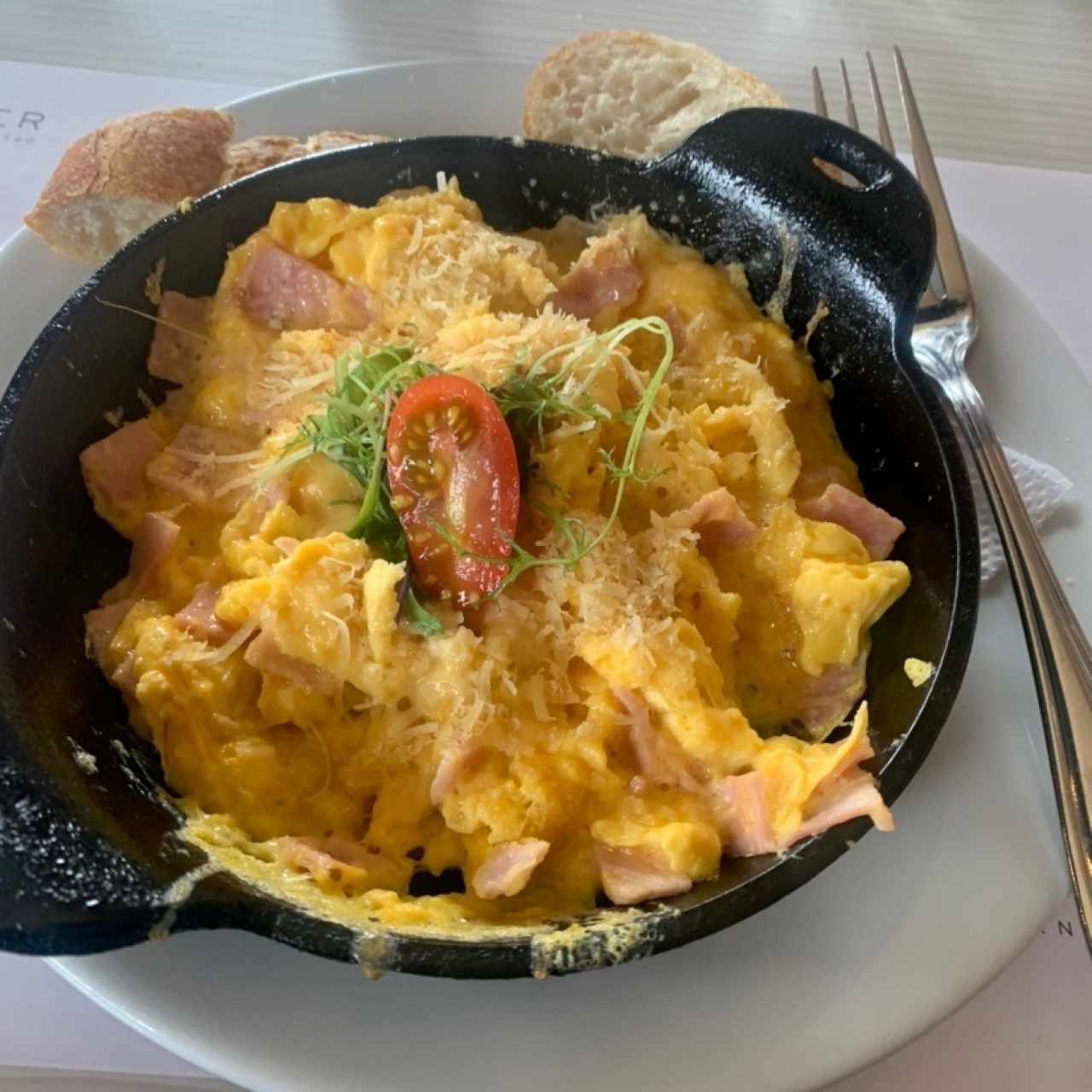 Huevos recueltos con jalon y queso