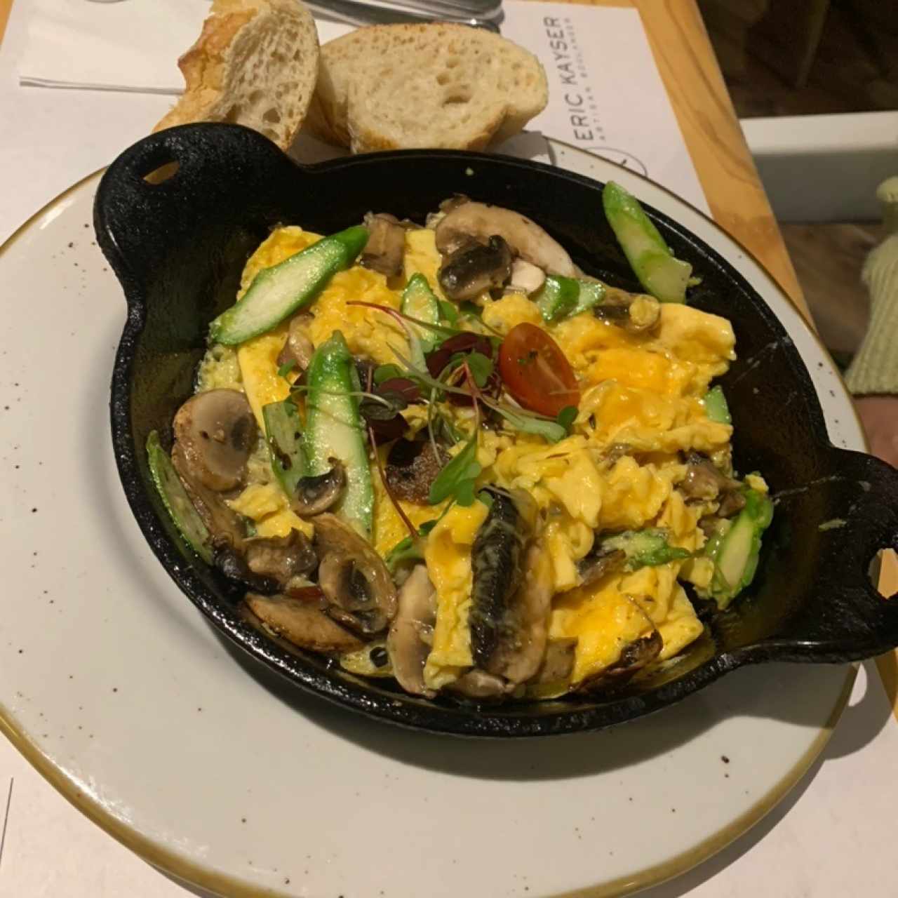 Huevos con champiñones 