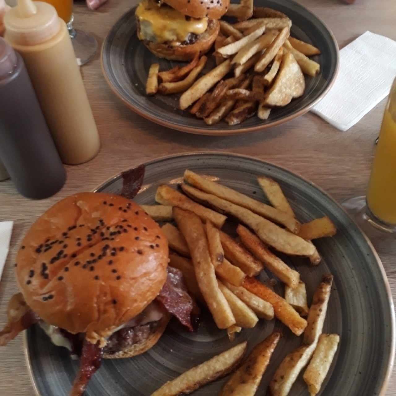 hamburguesas G y lado b.