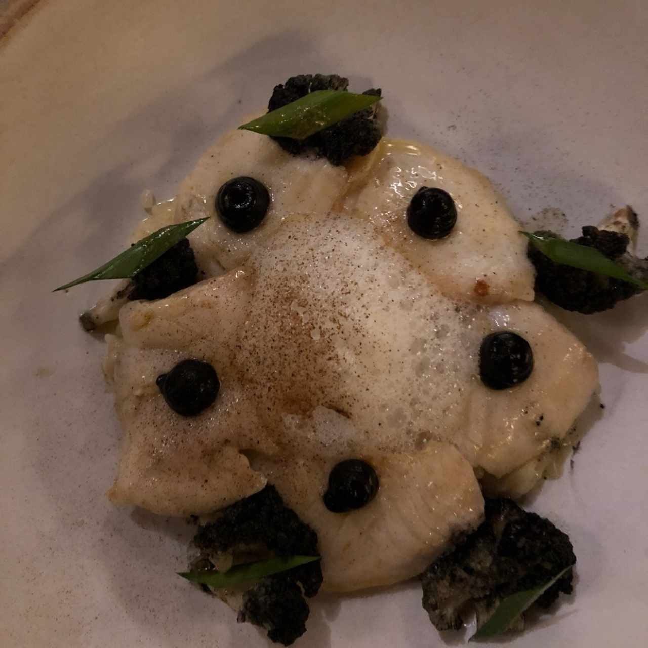 Tilapia con crema de arroz de coco y confitura de ajo